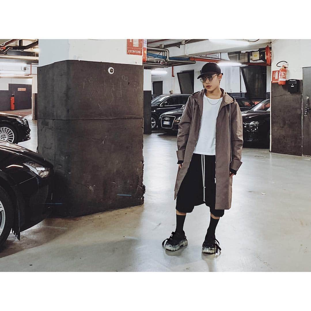 SHOUTAさんのインスタグラム写真 - (SHOUTAInstagram)「Today's #coordinate  Coat #RickOwens Tshirt #HeddieLovu Shorts #RickOwens Socks #Balenciaga Sandal #RickOwens Cap #Alyx」2月28日 20時53分 - xxshoutaxx