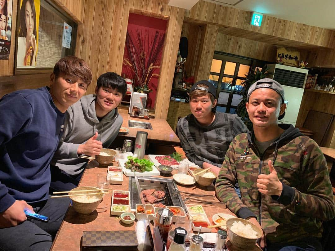 温井駿斗さんのインスタグラム写真 - (温井駿斗Instagram)「ヒョンさんに焼肉連れて来て貰いました😚 ものすごくフレンドリーで優しいので皆さん声掛けてみて下さいね😏 #栃木SC #FCソウル #ユヒョン #通訳のキム #田代まさし #温井駿斗 #焼肉の後スタバで久富選手と会ったお #STB」2月28日 21時39分 - nukuihayato28