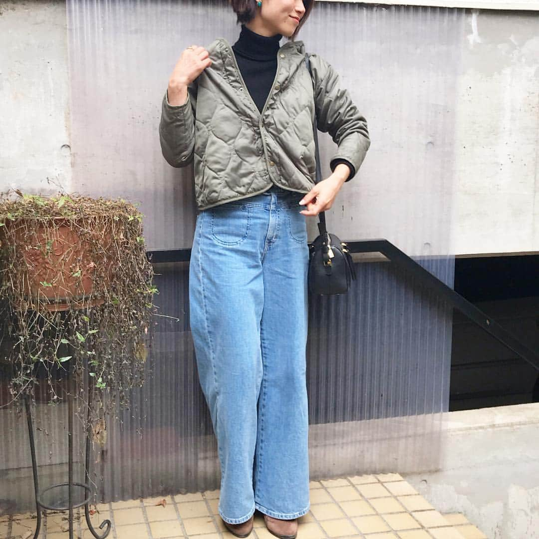 Mikaのインスタグラム：「khaki×black×denim カジュアル。 もう2月が終わってしまうなんて〜💦 ・ outer#lepsim denim#right_on @right_on_pr tops#uniqlo ・ ・ #fashion#コーデ#シンプルコーデ#ママコーデ#大人カジュアル#カジュアルコーデ#MoreFunJeans #ライトオン#ユニクロ#worldjeansmall#アメカジレディ#right_on#ライトオン# inred@right_on_pr＠inred editor」