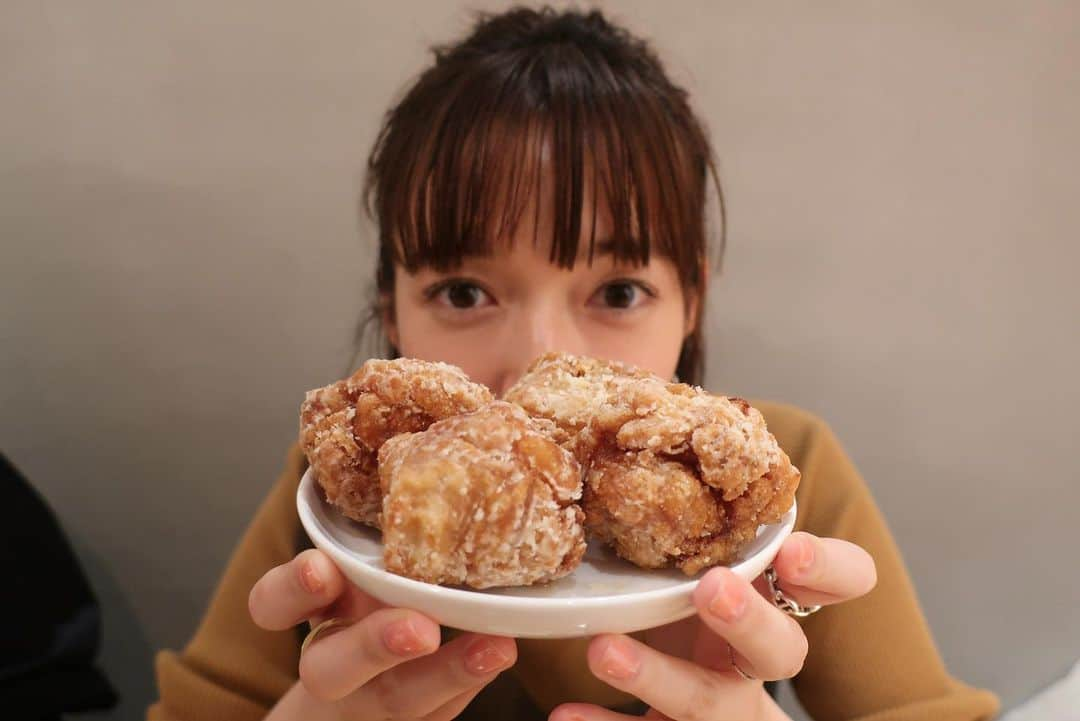 佐藤栞里さんのインスタグラム写真 - (佐藤栞里Instagram)「. マイベスト唐揚げ再会🥰 衣薄めのカリカリ食感 じゅわっと飛び出す肉汁を浴びて とぅるっとぅるのお肉に到達☺️✨ そこからは味わって味わって 大切に噛み締めながら食べます。 #あつあつだからこそ冷まさずがぶり #やけどしに行く気持ちでがぶり #美味しいんだ幸せなんだ #このあと水炊きも食べました🍲 #シメは麺の後にごはん #美味しすぎるのでどちらもいきます🤤 #水炊き鼓次郎」2月28日 22時00分 - satoshiori727