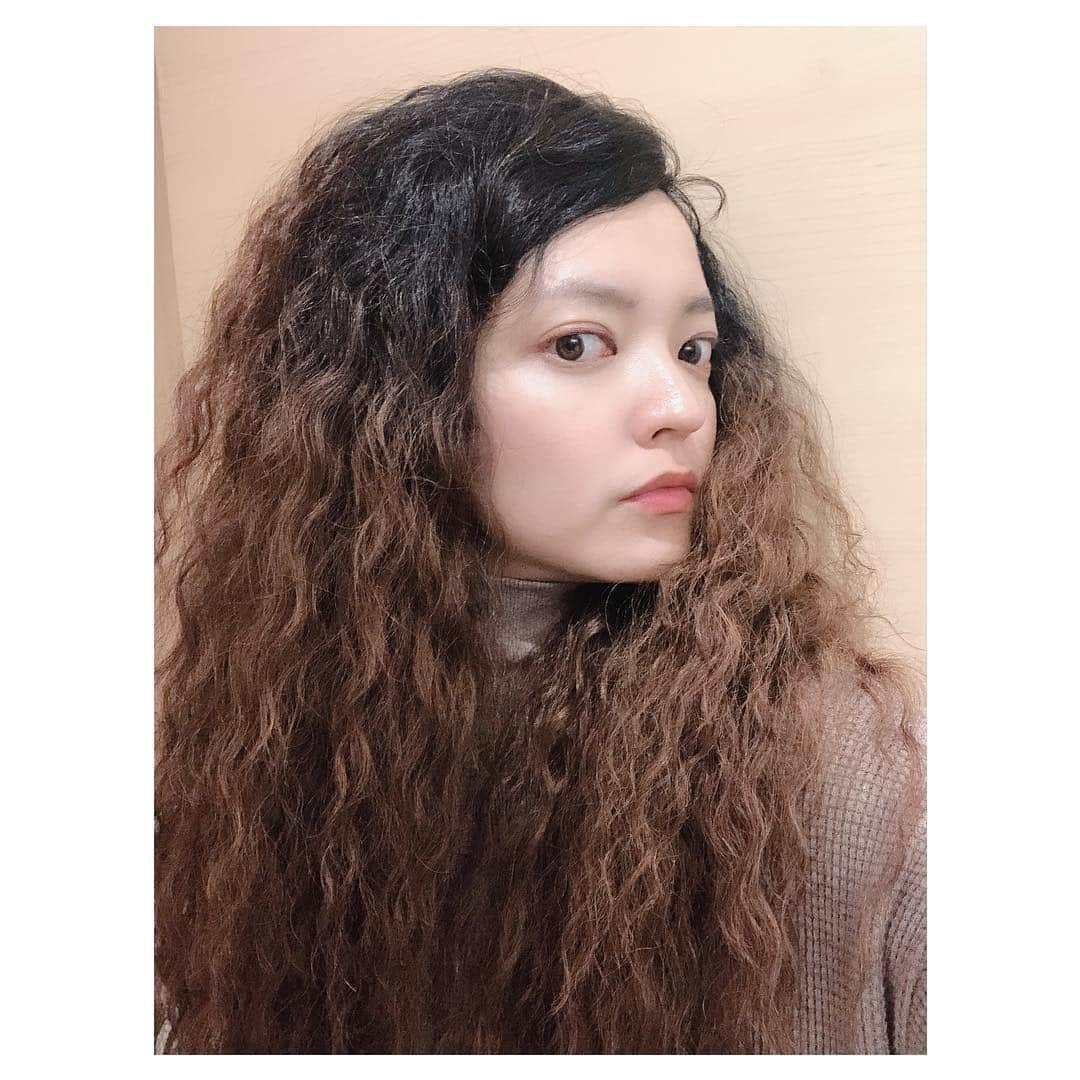 沖樹莉亜さんのインスタグラム写真 - (沖樹莉亜Instagram)「髪の毛伸びました🥰  #ウィッグ  って楽しい❤️❤️ ハマりそう🤤  若い頃はものすごいボリューミーな髪の毛に憧れて 美容院でのオーダーは パサパサにして でした トリートメントなんで絶対したくなかったし とにかく傷ませてパッサパサにしたかった😂 けど全然ならなかったな〜」2月28日 22時26分 - juliaokijulia