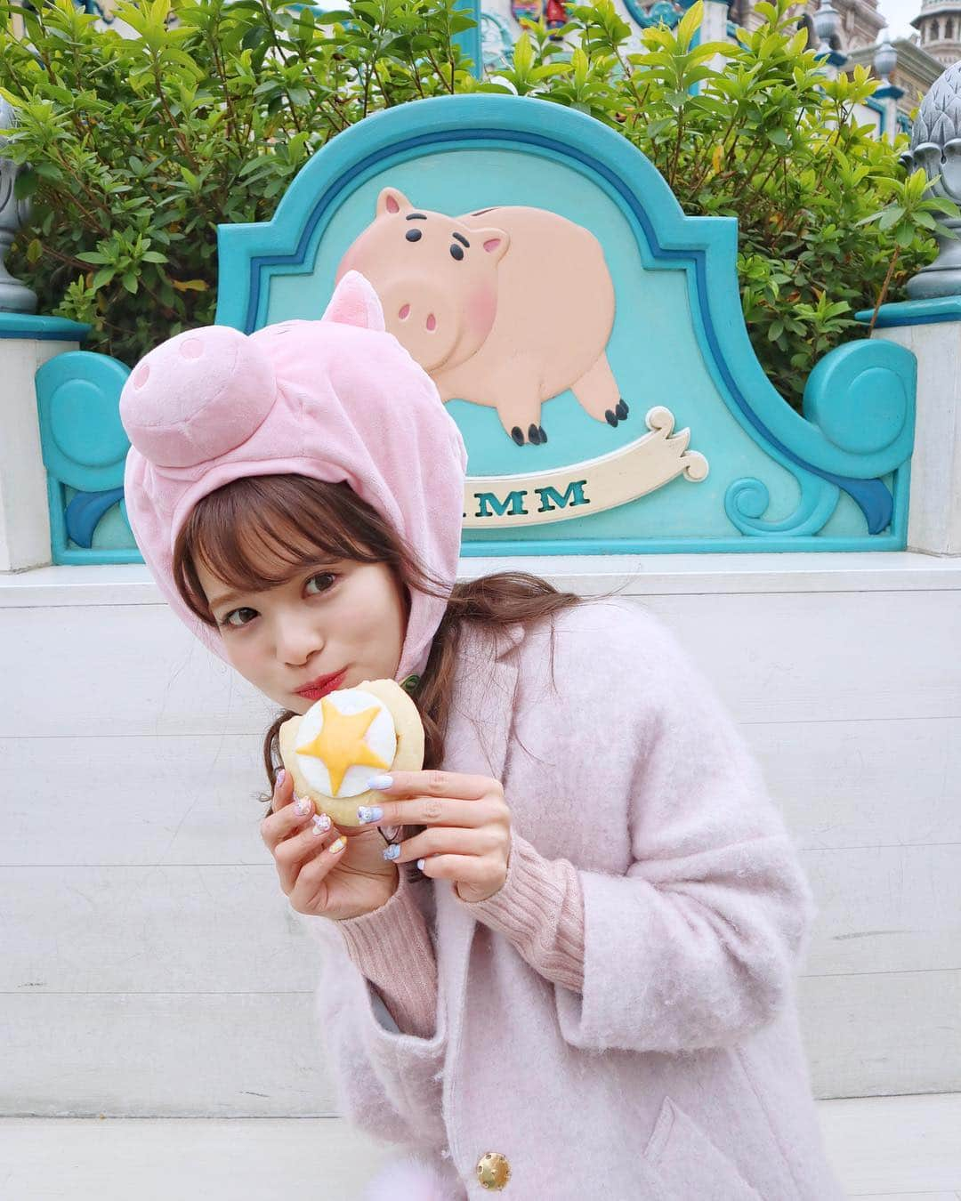 小沼瑞季さんのインスタグラム写真 - (小沼瑞季Instagram)「はむはむはむ🐷💗﻿ ﻿ ハムバウンド〜〜💕💕💕﻿ ﻿ （後ろのハムが見えるようにこの体勢w）﻿ ﻿ トイストーリーのパン食べてるの🐷🍞💗﻿ ﻿ ﻿ ﻿ #tokyodisneysea#disneysea#toystory#tds#disneyig#disneybound#東京ディズニーシー#東京ディズニーランド#ディズニーバウンド#イヤハ#イヤーハット#トイストーリー#ピクサー#ハムバウンド#みいきディズニー🏰💞」2月28日 22時35分 - mizukikonuma