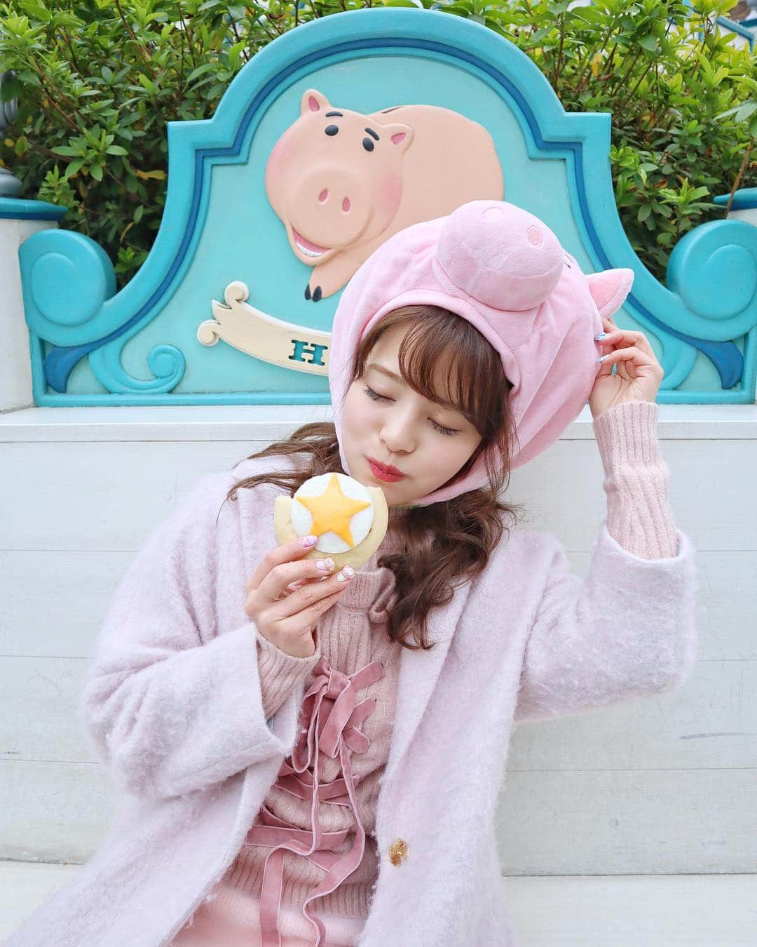 のインスタグラム：「はむはむはむ🐷💗﻿ ﻿ ハムバウンド〜〜💕💕💕﻿ ﻿ （後ろのハムが見えるようにこの体勢w）﻿ ﻿ トイストーリーのパン食べてるの🐷🍞💗﻿ ﻿ ﻿ ﻿ #tokyodisneysea#disneysea#toystory#tds#disneyig#disneybound#東京ディズニーシー#東京ディズニーランド#ディズニーバウンド#イヤハ#イヤーハット#トイストーリー#ピクサー#ハムバウンド#みいきディズニー🏰💞」