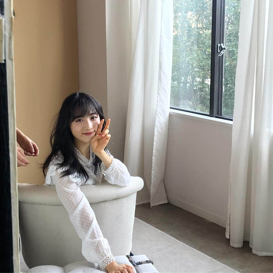 美ST編集部さんのインスタグラム写真 - (美ST編集部Instagram)「【撮影オフショット】 校了作業真っ最中の3/15発売予定の5月号。その撮影裏側をチラっとご紹介👀次号になんと、AKB48 @akb48 の小栗有以ちゃん @tokyo8marron と下尾みうちゃん @miumiu1343 が登場します！アイドルの登場は美ST史上初かも⁉️ . 素直で謙虚でお肌もツルッツル✨撮影中は担当ライターも編集も「可愛い〜〜😍😍」とひたすら癒されっぱなしでした💕👉SWIPE2枚目、撮影中にふいにスマホを向けてもこの笑顔…心を持っていかれました😂 . お2人には美ST5月号の「母娘メーク」企画に登場してもらっています！ ピュアな魅力全開に仕上がっているので、是非発売後の誌面をチェックしてみてくださいね👍 . #美ST編集部 #美ST #美スト #美容 #美魔女 #ビューティ #コスメ #AKB #AKB48 #小栗有以 #下尾みう #選抜総選挙 #撮影秘話 #撮影風景 #撮影舞台裏 #撮影オフショット #新人編集はまリコメンド#shooting #cosmetics #beauty #美妝 #안티에이징 ================ 美容雑誌『美ST』編集部公式Instagramアカウントです！撮影の裏側や、最新コスメ・美容情報、最新号のお知らせなどを配信中。ぜひフォローしてくださいね。 ================」2月28日 23時35分 - be_story_official