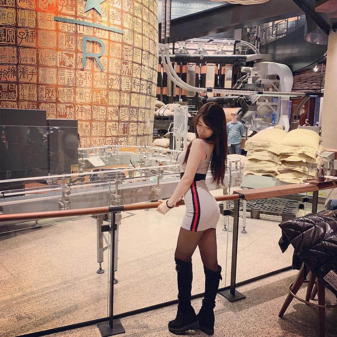 渋谷ゆりのインスタグラム：「東京人多すぎたから上海の#スターバックスリザーブロースタリー 🤣 #starbucksreserveroastery #shanghai #starbucksreserveroasterytokyo #tokyo #スタバ #スターバックス #中目黒 #池尻大橋 #東京 #上海 #中国 #shanghai #china #星巴克」