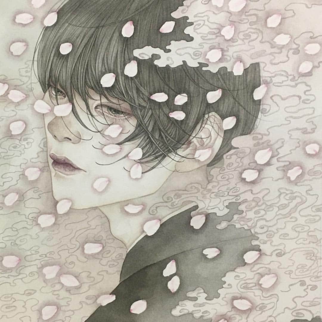 佐久間友香のインスタグラム：「長野まゆみ先生の新連載「その花の名を知らず」の扉絵を担当させていただくことになりました。  KADOKAWAさんが発行する文芸雑誌「本の旅人」にて連載されます。  第1話が試し読みできます。 https://kadobun.jp/readings/656/d5070e05 ・ 「左近の桜」シリーズ待望の第4弾！ ぜひご覧ください！ ・ //////////////////////////////// detail アートクロスに墨、岩絵具、アクリル絵具 natural mineral pigments, Japanese ink ,acrylic paint on art cloth  #長野まゆみ #KADOKAWA #左近の桜 #その花の名を知らず  #illustration #art#japanesepainting#日本画#イラスト#アート#絵」