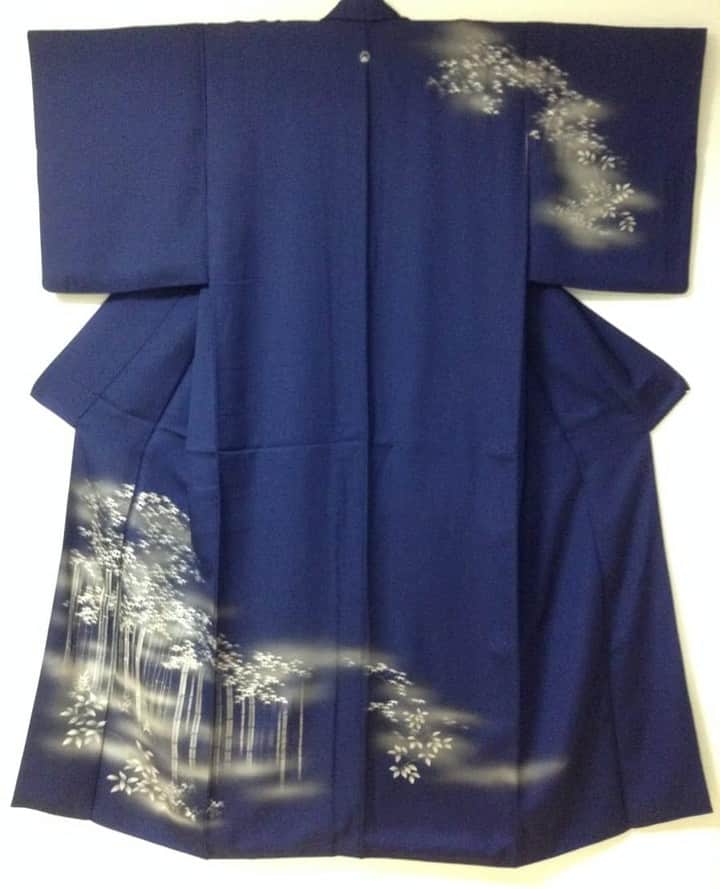 Taiken Japanさんのインスタグラム写真 - (Taiken JapanInstagram)「The houmongi is the most formal of the semi-formal kimono. Today, a houmongi is appropriate for many formal occasions including attending a wedding as a guest, graduation ceremonies, or the first shrine visit of the year.⁣ ⠀⠀⠀⠀⠀⠀⠀⠀⠀⁣ Words & Photo: Melissa Le Roux⁣ ⠀⠀⠀⠀⠀⠀⠀⠀⠀⁣ Read more about this and other Japan destinations & experiences at taiken.co!⁣ ⠀⠀⠀⠀⠀⠀⠀⠀⠀⁣ #kimono #着物 #houmongi #homongi #訪問着 #kimonos #kimonostyle #kimonodress #japantraditional #japanesetraditional #japanesetradition #lovejapan #japan #japan🇯🇵 #japantravel #japantravelphoto #japanese #japanlover #japanphotography #traveljapan #visitjapan ##japanlife #travel  #roamtheplanet」3月1日 12時15分 - taiken_japan