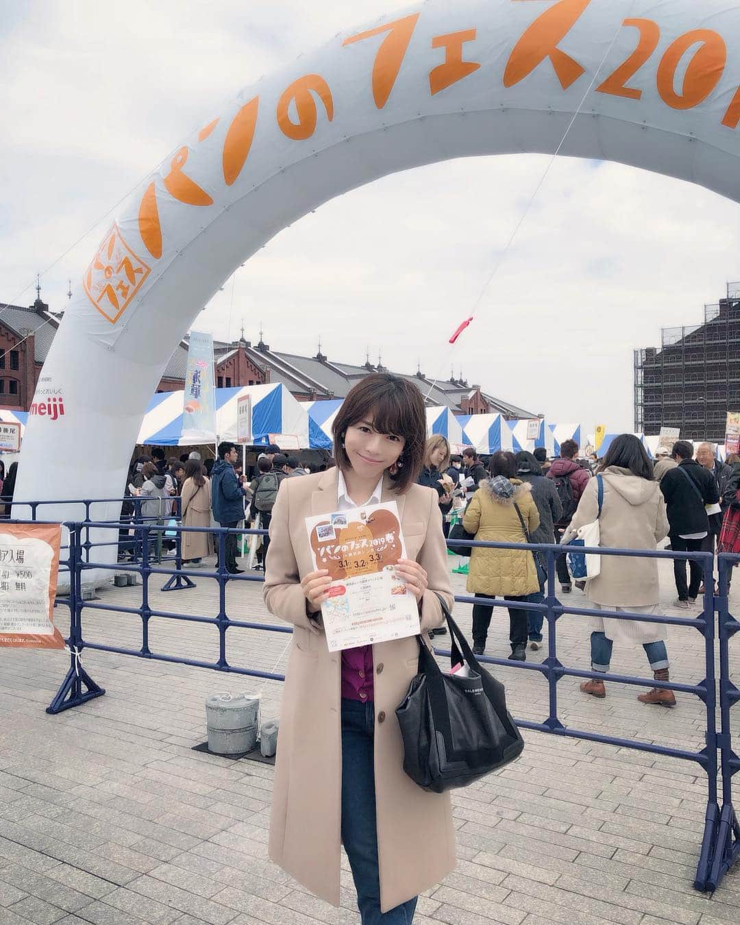 釈由美子さんのインスタグラム写真 - (釈由美子Instagram)「本日から3日間、 横浜赤レンガ倉庫で始まりました  パンのフェス2019春  に行ってきました〜❣️ ヾ(*´▽｀*)ﾉ  昨年も遊びに行ったんですけど 日曜日の午後に行ったので、お気に入りのお店は どちらもすでに完売状態… (T_T)  なので、気合い入れて 初日の11時オープン直後に足を運んでみましたが  平日だというのに、すでに大行列‼︎😳 パンフェス人気恐るべし。。 (OvO)  今回は主催の ぴあ株式会社さんにご案内して頂き  パンフェスについて解説していただきながら ゆっくり見学してきました🥐🥖 ほんと、 パン好きにはたまらないイベントですね😍  パンの香りに包まれて幸せな昼下がりでした〜🥪☕️ 今日から3日間、 3月3日の17時まで開催されていますので  この週末に、横浜赤レンガ倉庫のパンフェスへ ぜひ遊びに行ってみてください😊✨ #横浜赤レンガ倉庫 #パンのフェス2019 春」3月1日 13時03分 - yumikoshaku