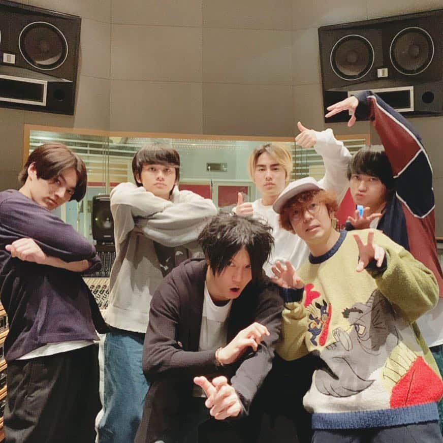 のインスタグラム：「配信シングル 第2弾 『ビリビリ☆ルールブック』 田淵さんに楽曲提供して頂き、一緒にレコーディングしました！  https://smr.lnk.to/DISH_BRBIA  THE KEBABS の田淵さんと新井さんとも言うべきか。最高の楽曲。  #dish #unisonsquaregarden」