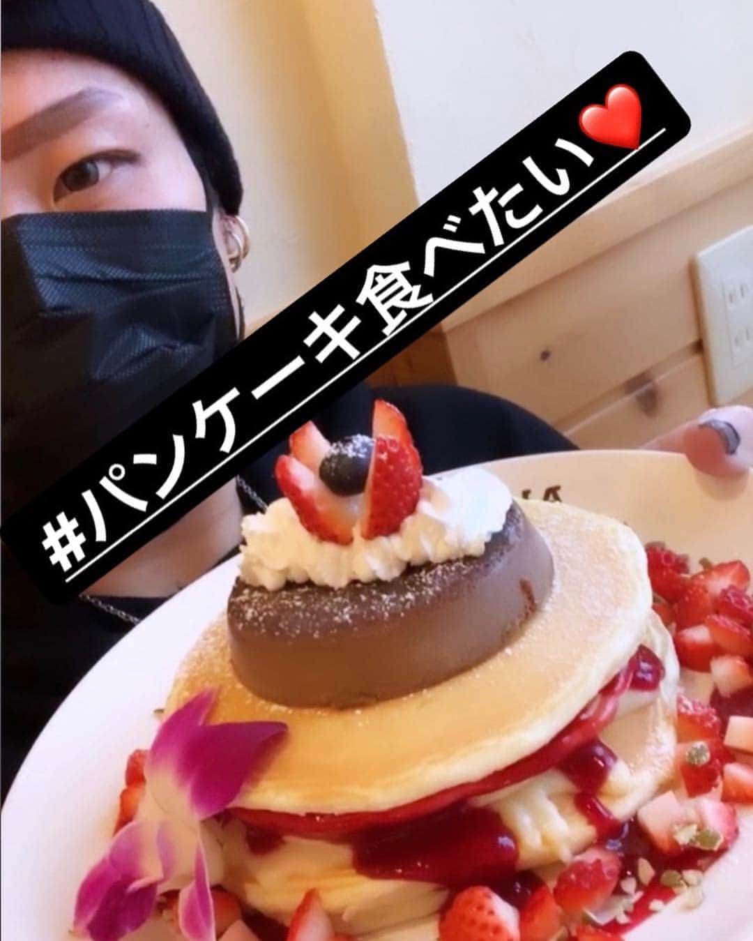 のインスタグラム：「オススメカフェ☕️♡ 〜🌺Hawaian Cafe&Dinning🌺〜 『Akala』 @dogcafe.akala 『Akala公式アンバサダー』@akala.dogcafe  今日はアンバサダーも務める神戸市西区のインスタ映えカフェAkalaに行って来ました〜☆ インスタ映えするパンケーキ🥞やメニューが たくさんありますよ♡ パンケーキ食べたい！パンケーキ食べたい！！ って事でパンケーキ食べてきた🥞🍽 映えるし美味いしラブ.jp❤️ ※3月から期間限定新メニューが登場するよ※ 詳しくは @akala.dogcafe 見てね♡ 俺もちょくちょくいるので会えるかもね😉✨✨ ✟☻✟☻✟☻✟☻✟☻✟☻✟☻✟ #神戸 #神戸カフェ #神戸カフェ巡り  #カフェ男子 #カフェ女子  #カフェ部 #カフェ活 #カフェ  #cafe #pancakes #팬케이크 #カフェ巡り #カフェ好き #カフェスタグラム #カップル #カフェ巡り好きな人と繋がりたい  #カフェ好きな人と繋がりたい  #スイーツ #デザート #ハワイ #パンケーキ #パンケーキ食べたい  #パンケーキ部 #ヤバスタ #スイーツ好きな人と繋がりたい  #スイーツ女子 #スイーツ男子 #インスタグラマー #インフルエンサー  #インスタ映え ✟☻✟☻✟☻✟☻✟☻✟☻✟☻✟」