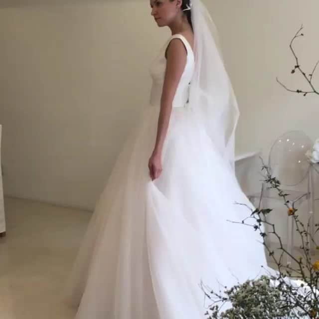 LAVIEEN ROSE Weddingのインスタグラム：「#lesposedigio Gioエルバン  #シンプル　なのに スタイリッシュでエレガントさ漂う #ウェディングドレス　🕊  2月23日～#3月3日　#🎎 ラビアンローゼ静岡店 にてインポートドレスフェア開催✨ #ラビアンローゼ #wedding #bride#kimonowedding#weddingdress#2018冬婚#2019春婚 #2019夏婚#結婚式#ウェディング#卒花嫁#花嫁準備#プレ花嫁#結婚式準備#オリジナルウェディング#花嫁#ウェディング#花嫁レポ#全国のプレ花嫁さんと繋がりたい#プレ花嫁さんと繋がりたい#卒花嫁#tg花嫁#ブライダル #静岡花嫁#hawaiiwedding#軽井沢ウェディング  #Repost @lesposedigio」