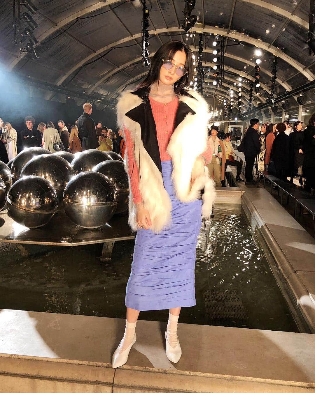 大石絵理のインスタグラム：「My fashion for ISABEL MARANT🖤🧡 ボヘミアンな雰囲気を残しつつ、モードな印象でした☺️ 気になったアイテムは、大ぶりのシルバーアクセと、はいウエストベルト🖤 今年の秋冬はマネしよー💕 ちなみに、私の初パリコレレポートがこれから Numero Tokyoで配信されます❤️ 念願のパリコレにこれて、本当に嬉しい💗今までずっとファッションを愛してきて、本当によかった。 numero.jp も見てねん💋 @numerotokyo  #タグ付けしてます #ericloset #pfw」