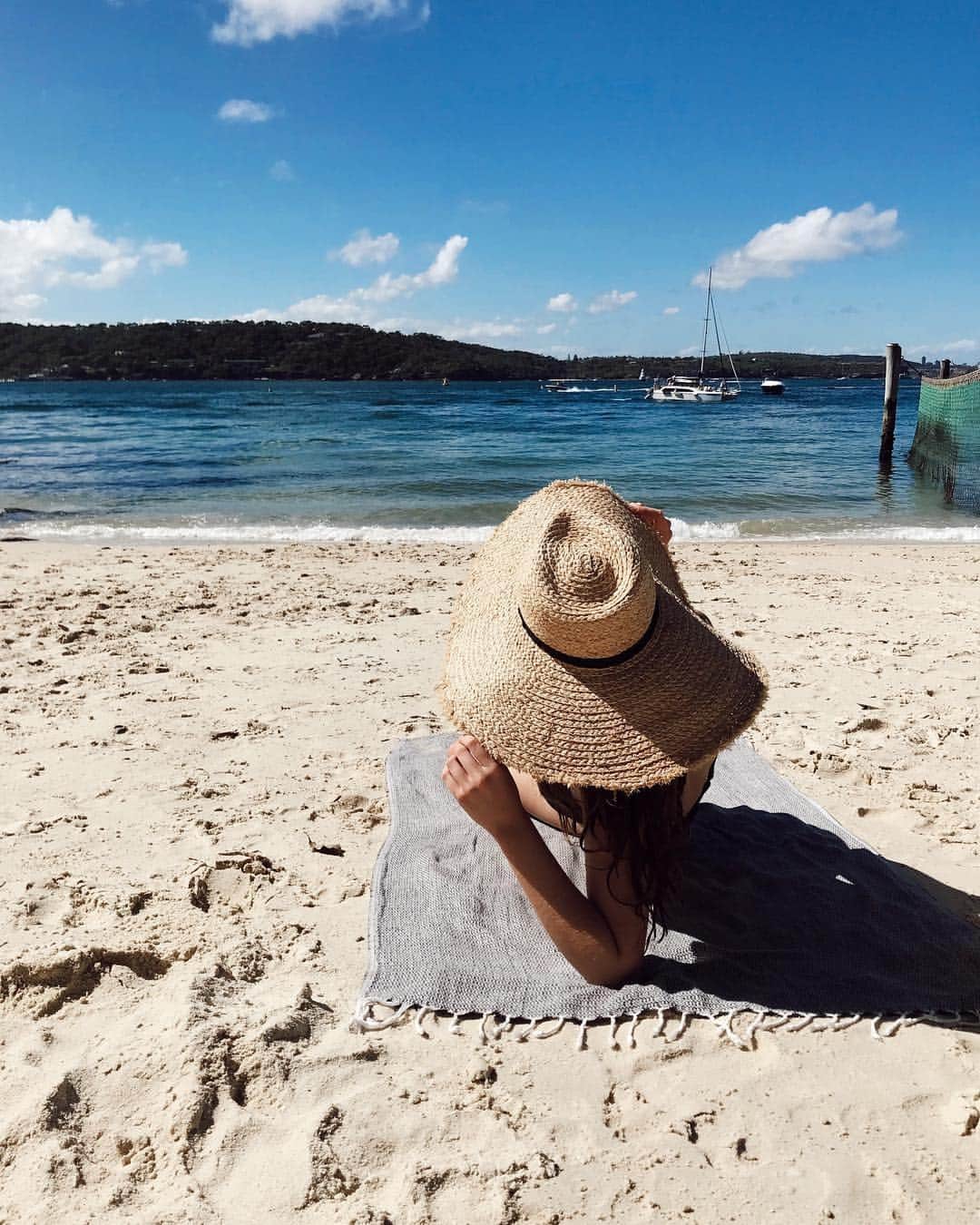 アリシア・デブナム・キャリーのインスタグラム：「Summer forever please. 🌊」