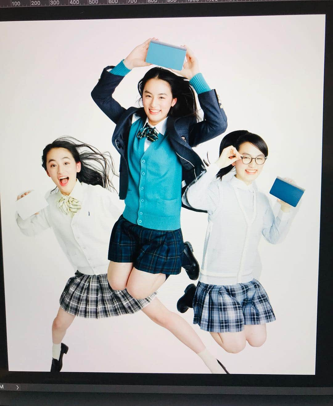 八木莉可子さんのインスタグラム写真 - (八木莉可子Instagram)「Seventeen4月号 本日発売です！  2枚目の写真は、 紙面で使われてるものの アザーカット！  1番左の私が、 全力すぎてNGなってもた！笑  #stニュース」3月1日 10時38分 - yagirikaco_official