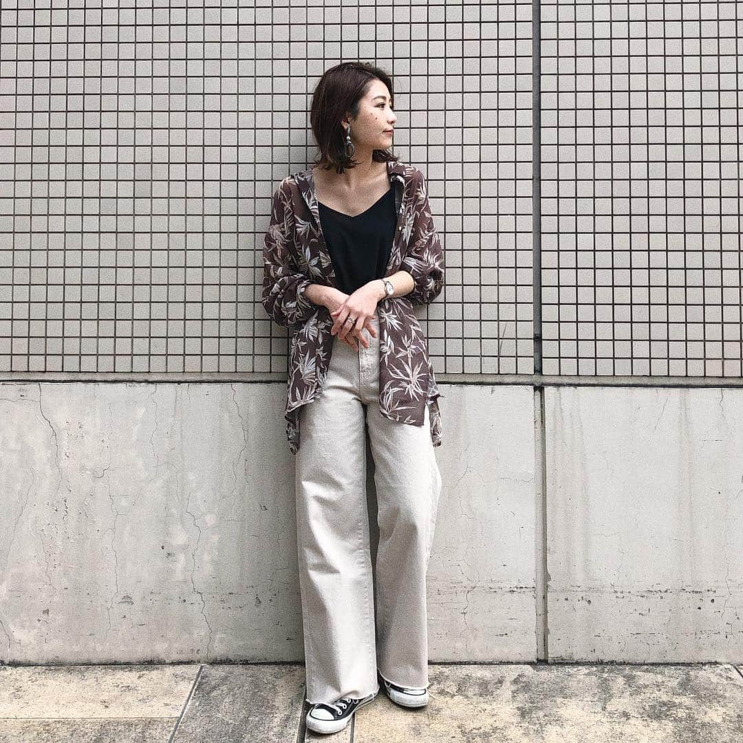 Ungrid staff snapさんのインスタグラム写真 - (Ungrid staff snapInstagram)「. "熊本パルコ店 HARU 165cm" . 3/3(日)まで！ MS passport member's 2buy10%off🚩 & DENIM¥2,000オフ👖 . #リーフ柄ルーズシャツ ブラウン ¥9,612(tax in) . #カットオフカラーワイドデニム アイボリー 25インチ ¥15,120(tax in) . @ungrid_staffsnap #TOPページURLよりチェック✔︎ . #ungrid #ungrid_staffsnap #code #ungriddenim #denim #春 #春コーデ #シャツ #シースルー #デニム」3月1日 10時42分 - ungrid_staffsnap