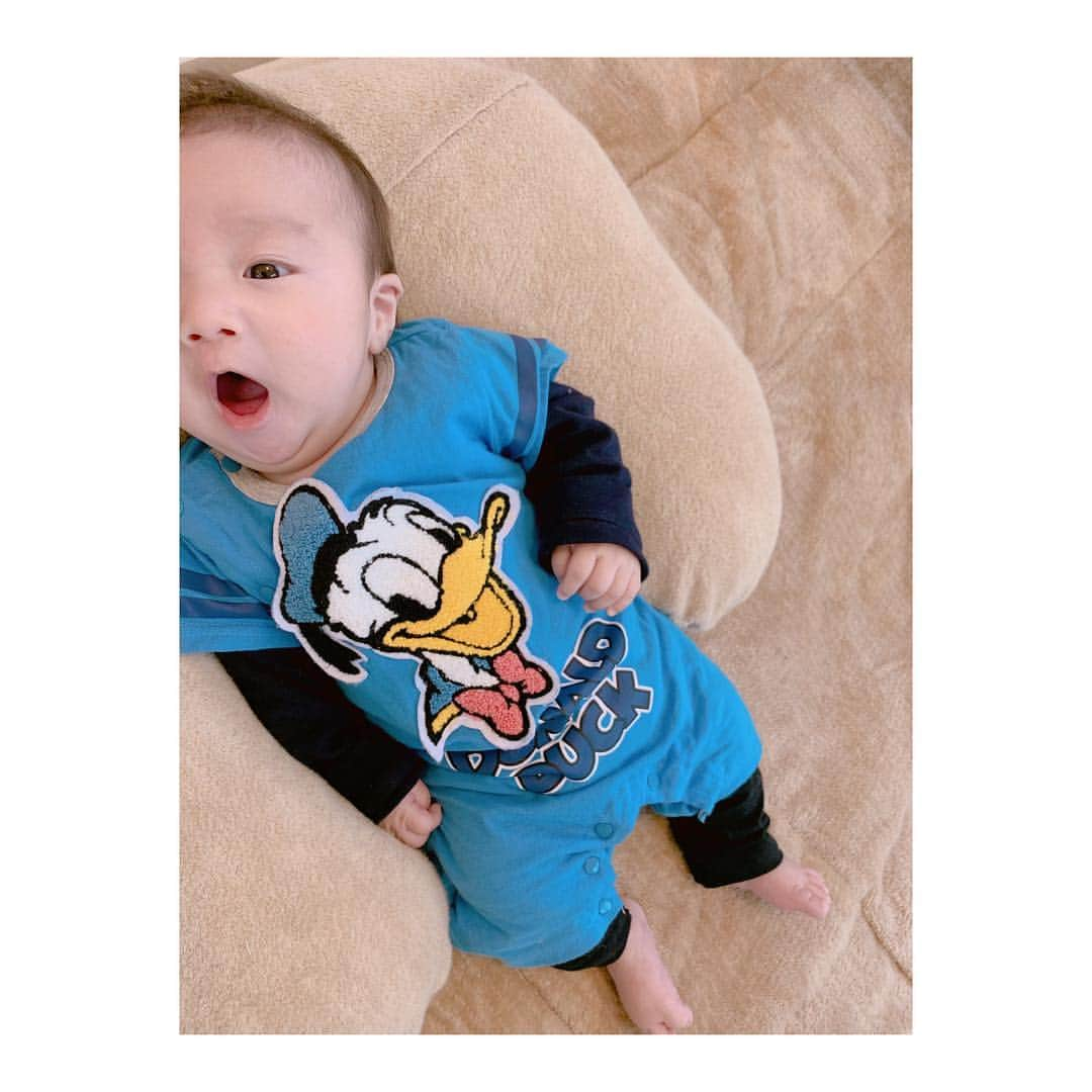 辻希美さんのインスタグラム写真 - (辻希美Instagram)「朝起きたら左目だけくっきり二重に👶" #幸空 #２か月 #急に二重 #希空も青空も昊空も急に二重になった #片目づつ#順番にw #青空と昊空にそっくり #足して２で割った顔 #兄弟 #一重も好き #二重も好き #我が子は可愛い  #全てが愛おしい #毎日の成長にびっくりな日々 #最近よだれが凄い #お喋りもとまらない #喃語 #可愛い過ぎて涙出る #笑 #ドナルドボーイ」3月1日 10時50分 - tsujinozomi_official