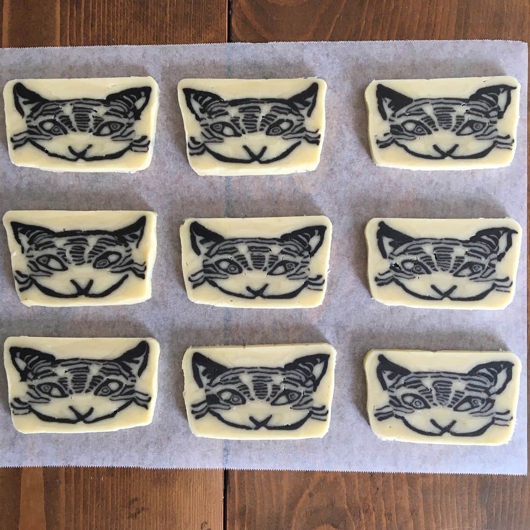 Ranさんのインスタグラム写真 - (RanInstagram)「. . #アイスボックスクッキー #ダヤン  @wachifield_com . . . pic4枚目→ ダヤンのクッキー缶！ . 焼いたクッキーを缶に入れるのにはまり中〜。 クッキー缶、かわいいなぁ😻 . . . Cat cookie 💓 . . . #cat #catcookie #cookie #kawaii #wachifield #dayan #sweet  #cute #japanesefood #苺 #猫のダヤン #ネコちゃん #にゃんこ #猫好き #２歳 #池田あきこ #わちふぃーるど #ダヤンとジタン  #アイスボックスクッキー #手作りお菓子 #手作りおやつ #金太郎飴 #パン教室 #konel #イラストパン#クッキー缶 #最近猫がつづいてる😽」3月1日 11時08分 - konel_bread