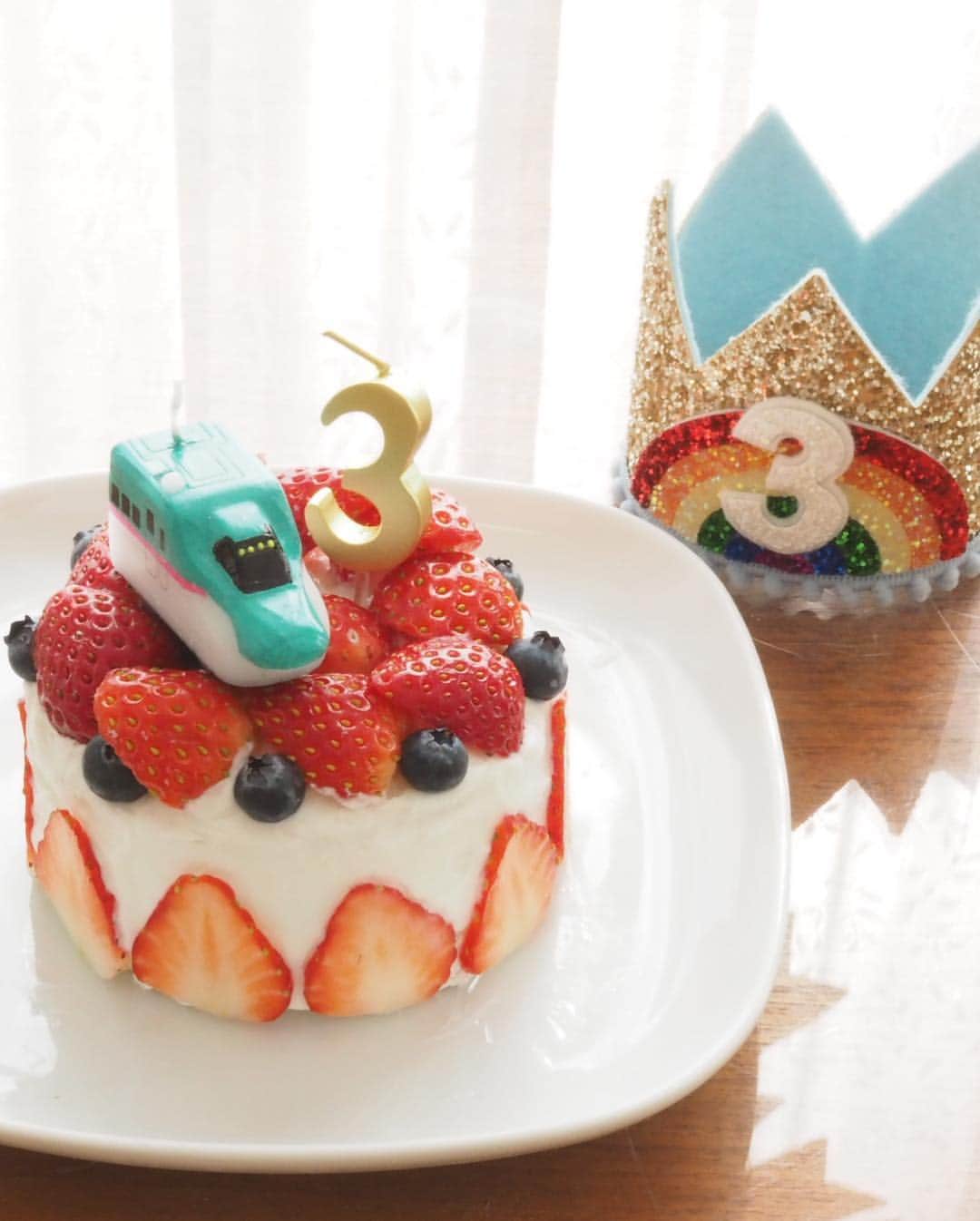 中村歌昇 さんのインスタグラム写真 - (中村歌昇 Instagram)「長男はめでたく３歳になりました。 #誕生日 #3歳 #おめでとう！ #ポーズを求めるとあのポーズ #ケーキは手作り #食パンとヨーグルトだそう」3月1日 11時06分 - kasho_nakamura
