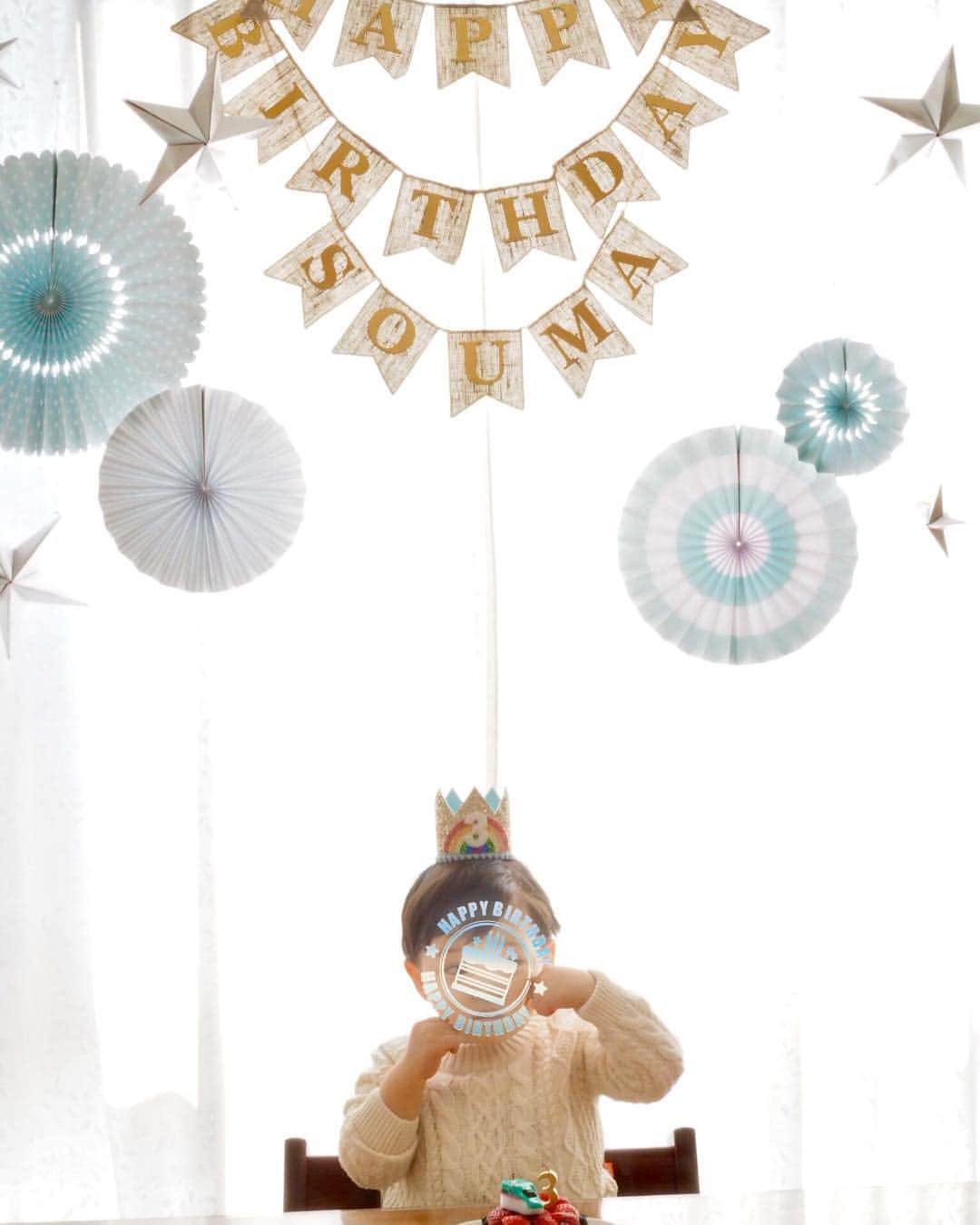 中村歌昇 さんのインスタグラム写真 - (中村歌昇 Instagram)「長男はめでたく３歳になりました。 #誕生日 #3歳 #おめでとう！ #ポーズを求めるとあのポーズ #ケーキは手作り #食パンとヨーグルトだそう」3月1日 11時06分 - kasho_nakamura