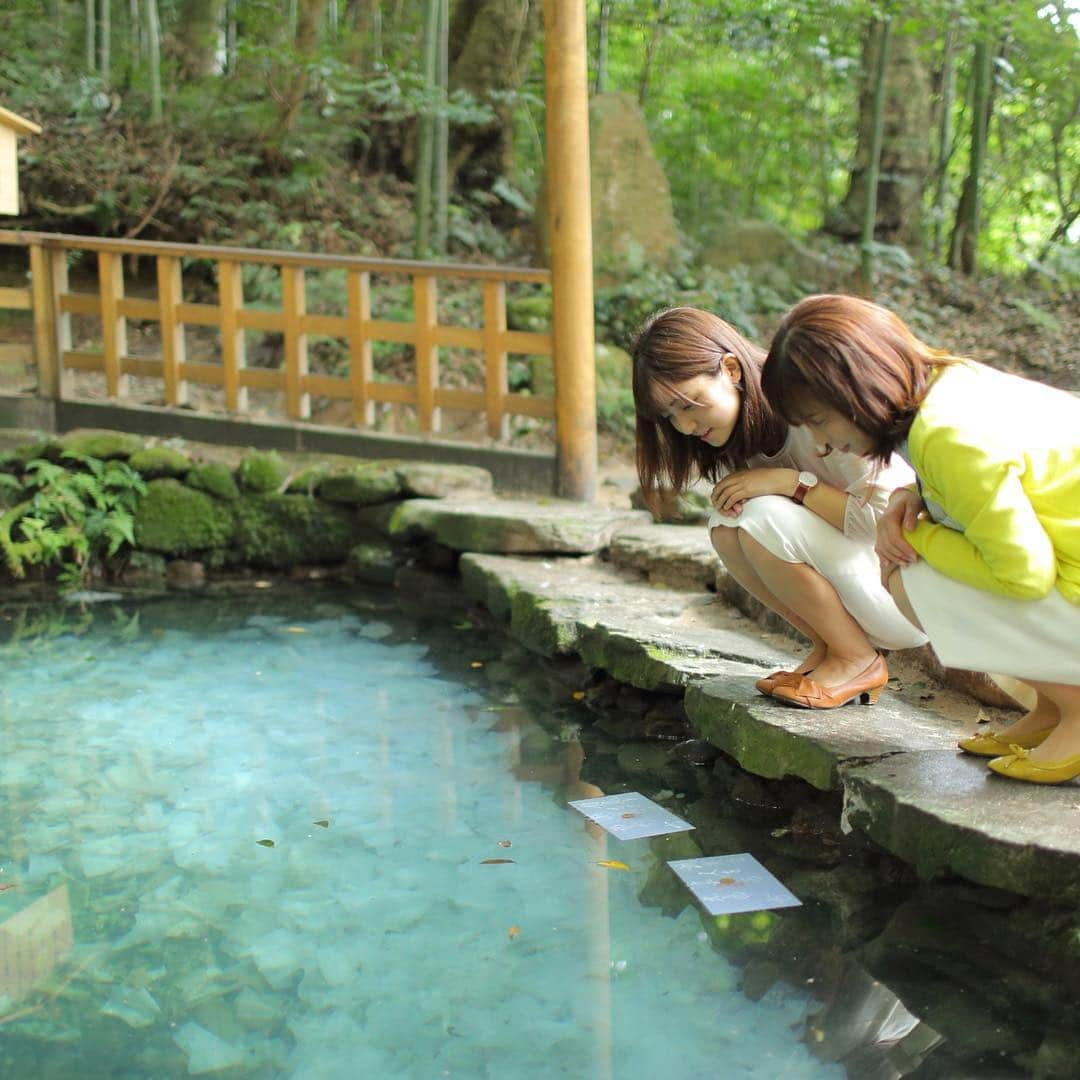 松江女子旅のインスタグラム：「＼鏡の池の占い／ : やるからには真剣に😆八重垣神社の鏡の池占い✨ 15分以内に沈むとご縁が来るのがはやく、30分以上かかるとおそいとか・・😲 あと、自分の近くに沈むと身近な人と、遠くに沈むと遠方の人とご縁があるんだって💛 : 松江観光のマストスポットですよ～😘 : #和紙に置くお金は10円玉か100円玉がベスト #たまに1円玉を置く人がいる #沈む気配のない1円玉を横目に #私は真剣にやります #500円玉を置く強者も #八重垣神社　#鏡の池占い #松江　#松江観光　#縁結び　#ご縁占い　#女子旅　#松江女子旅　#卒業旅行　#春休み　#旅行　#国内旅行」