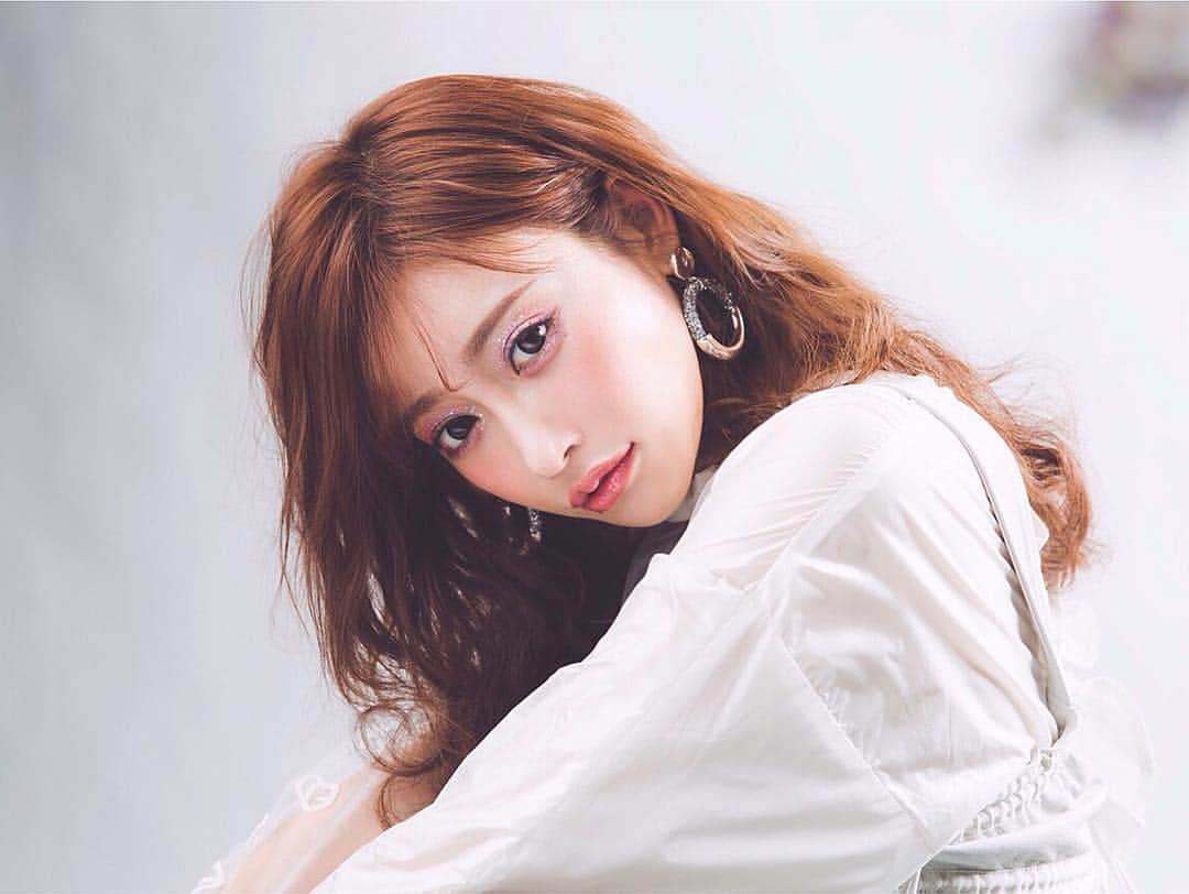 のインスタグラム：「. 皆さんたくさんダウンロード報告や曲の感想ありがとうございます🎼🥺🥺🥺🎷 . 最近スタイルブックの感想や曲の感想を毎日たくさん頂き本当に幸せです。 ひとつひとつちゃんと全部読んでるよ🌷❤︎ ありがとう！！ . 📸 @toyoyoon . 💄 @nozaking42 . 👗 @shogo_tachibana @shiroma_official」