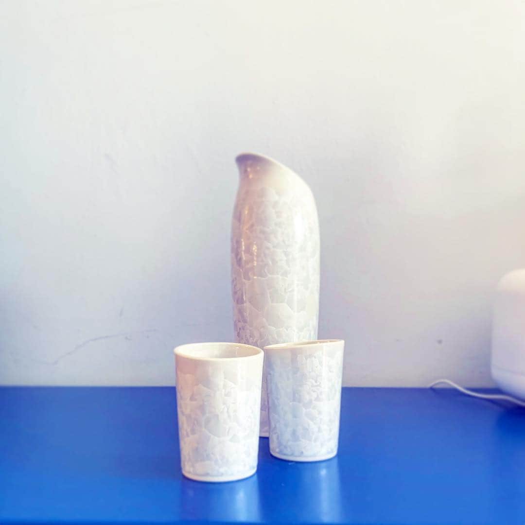 ヌーカのインスタグラム：「Sake-set by Matthew Waldman for Kumagai Kyoto. 徳利と御猪口。  #徳利 #御猪口 #お酒 #酒 #陶器 #釉薬 #京都 #kyoto #ceramics #sake #design #japan #デザイン」