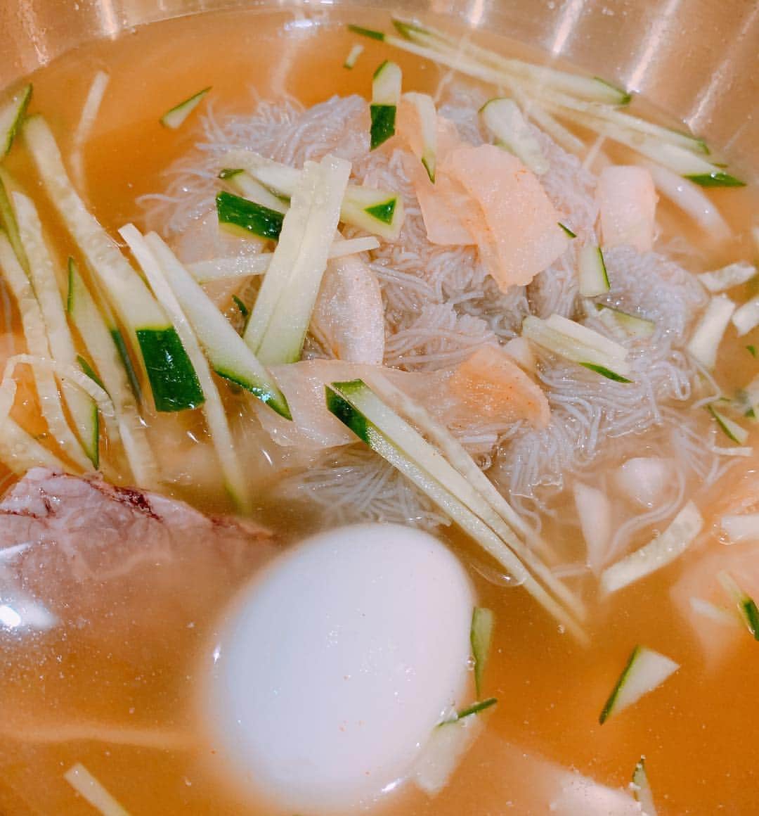 須黒清華さんのインスタグラム写真 - (須黒清華Instagram)「緊張の一週間を終えたので、ご褒美に♡ ビールとマッコリと、薬丸さんオススメの冷麺✨ 開放感たっぷりの顔してますね（笑） 今日から大江さん戻って来ます(^^) . 春日も初トレたまお疲れ様でした〜✨ 見事なすべり芸と評された（笑）身体を張ったリポート、春日らしさがあって良かったよー‼︎ #wbs #ワールドビジネスサテライト #メインキャスター 緊張しました #大江キャスター 今日から戻って来ます！ #北村まあさ #野沢春日 #ビール #マッコリ #冷麺 最高です✨」3月1日 13時58分 - sayaka_suguro