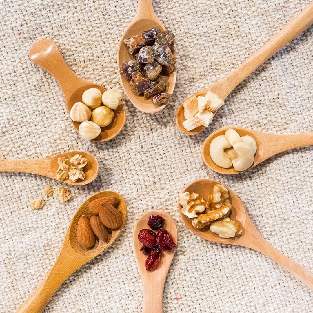 Natural Healthy Standard.のインスタグラム：「【NUTS AND DRY FRUITS】 クレオパトラの美の秘訣！？美容に嬉しい「デーツ」追加♪ 「バランスキッチン(ナッツ＆ドライフルーツ)」が新たに3つの素材を加えてリニューアル😊 デーツ、ココナッツチャンク、カシューナッツが仲間入り♪ 女性に嬉しい成分たっぷりで小腹が空いた時に最適💛 ⠀⠀ #NaturalHealthyStandard #ナチュラルヘルシースタンダード #美容 #美活 #健康 #おやつ #自然食 #こだわり #ナッツ #デーツ @naturalhealthystandard」