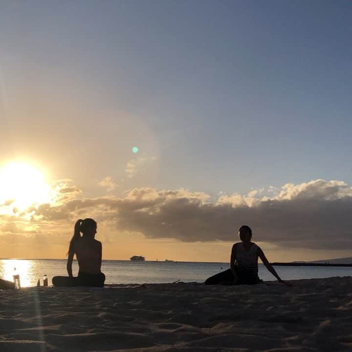 のインスタグラム：「ハワイでお友達のかおぽんがやっているサンセットヨガに参加してきました  ハワイのサンセットと海を見ながらやるヨガは最高の時間で自分の内面に集中できるし全てのストレスが溶けてなくなっていく感じ  かおぽんが日本語で優しく教えてくれるし初心者でも男性でも大丈夫なので興味ある方はぜひ @kaoriyogahawaii まで  サンライズヨガもやってるよ  와이키키비치에서 선셋 보면서 요가 행복하고 최고의 시간  #ハワイ #ヨガ #サンセットヨガ #ビーチヨガ #ハワイヨガ #hawaii #hawaiiyoga #yoga #beachyoga #sunsetyoga #yolo #하와이 #요가 #비치요가 #선셋요가 #하와이여행 #힐링 #最高すぎた #また絶対やりたい #🧘‍♀️」