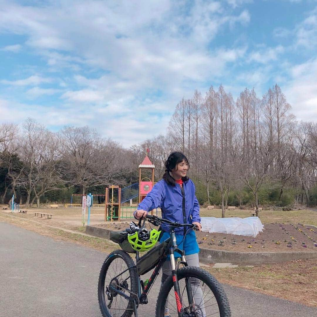 渡辺早織さんのインスタグラム写真 - (渡辺早織Instagram)「『MTB日和』表紙をやらせていただいています🚵‍♀️ だんだん自転車が気持ちいい季節になってきましたね🌱  自転車乗る方、興味がある方、ぜひお手にとってください😊」3月1日 14時20分 - _watanabesaori_