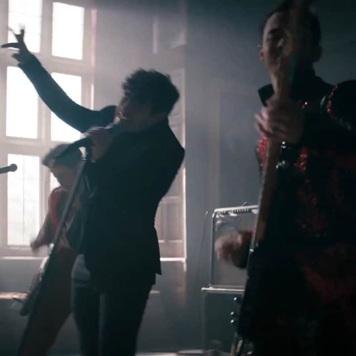 ソフィー・ターナーのインスタグラム：「#suckervideo out now by @jonasbrothers (featuring the j sistas) @daniellejonas @priyankachopra 🍭」