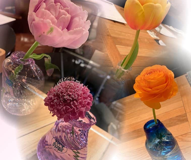 伶美うららさんのインスタグラム写真 - (伶美うららInstagram)「今回のリビングルームミュージカルでは、 俳優でフローリストの山田元さんが選ばれた、 一輪挿しのお花がテーブルに飾られていました♪ . 毎公演、各テーブル一つ一つ違うお花と花瓶が、レストランを華やかな雰囲気にしていました♡ . 初めてみるお花も沢山あり興味津々でした♪ . #リビングルームミュージカル  #一輪挿し  #フローリスト #山田元 さん」3月1日 15時26分 - urara_reimi