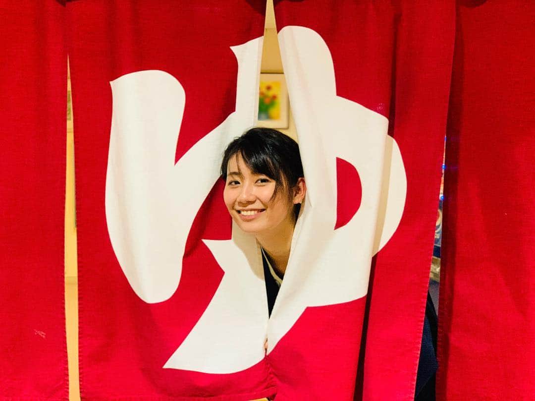 フジテレビアナウンサーのインスタグラム：「『ゆ』暖簾からの『湯』上り『有』加です🙋🏻‍♀️ 先日、温泉地にある、おいしいパン屋さんを各地で取材してきました🤤  なんと今日の#プライムニュースイブニング 18時台の特報コーナーで放送予定です💁🏻‍♀️ ご飯🍚も大好きなのですが、そういえば一昨日もパン屋さんに行ったなあ…🍞🥐🥖 #フジテレビアナウンサー  #新美有加」