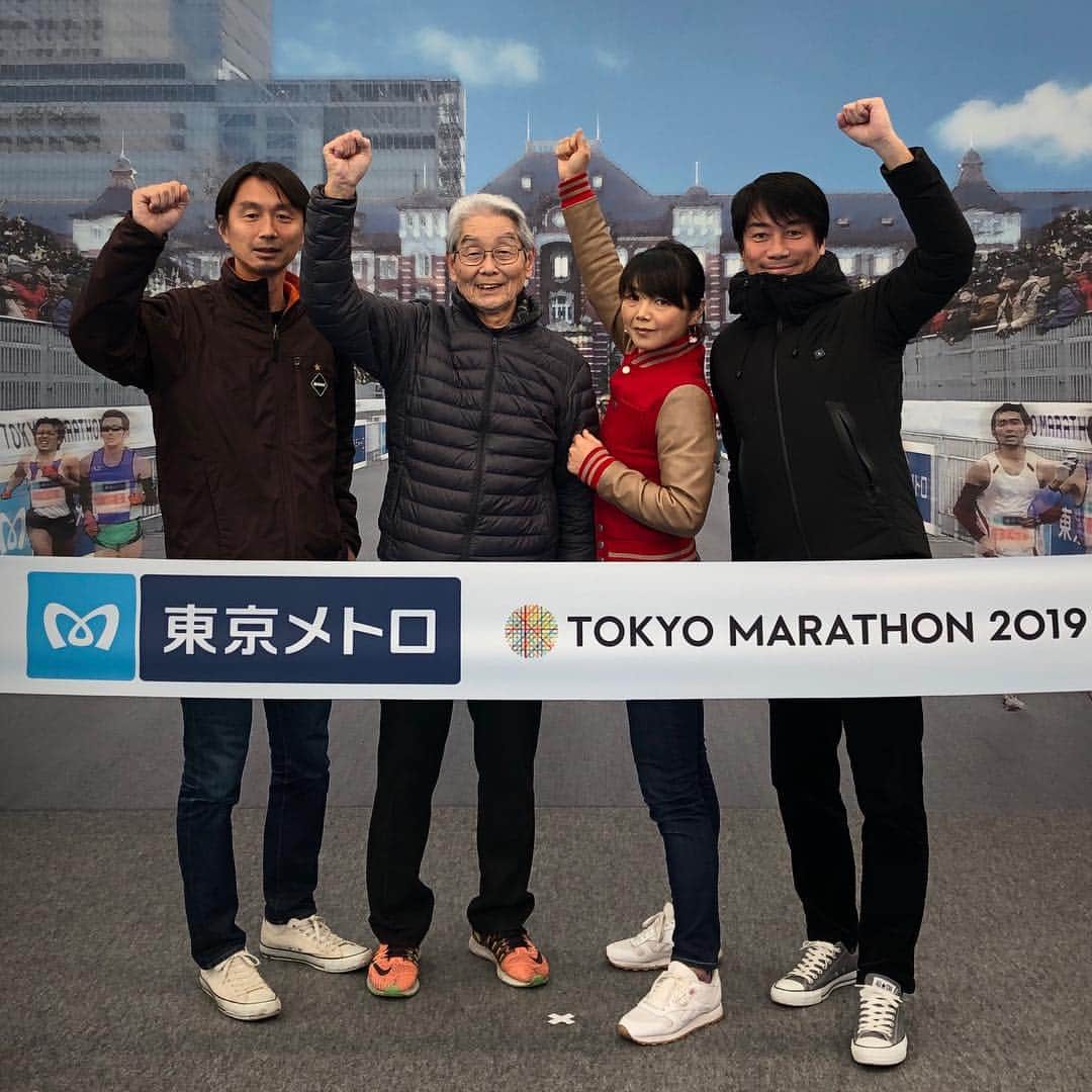 中西哲生のインスタグラム：「． ． いよいよ明後日、3月3日は東京マラソン2019。今日は家族4人でお台場の受付に行ってきました。平日の昼間に親父、弟、妹と4人揃うなんて、ほぼ奇跡(笑) 。 ． 今回は親父となんとか最後まで一緒に走りたい。前回、一緒に走ったのは、親父が67歳の時のホノルルマラソン。親父は3時間49分という驚異のタイムでゴール。 . そこから12年後の今回、79歳になった親父の目標タイムは5時間。ただ親父の身体が満身創痍の中、4人でスタートラインに立てれば、それだけで幸せです。 . 母親は沿道から声援を送ってくれます。本当に中西家に生まれて幸せだし、明後日は家族でチカラを合わせて頑張ります。あとは天気、なんとか晴れて欲しい。 . #2019.3.3 #東京マラソン2019 #中西家」