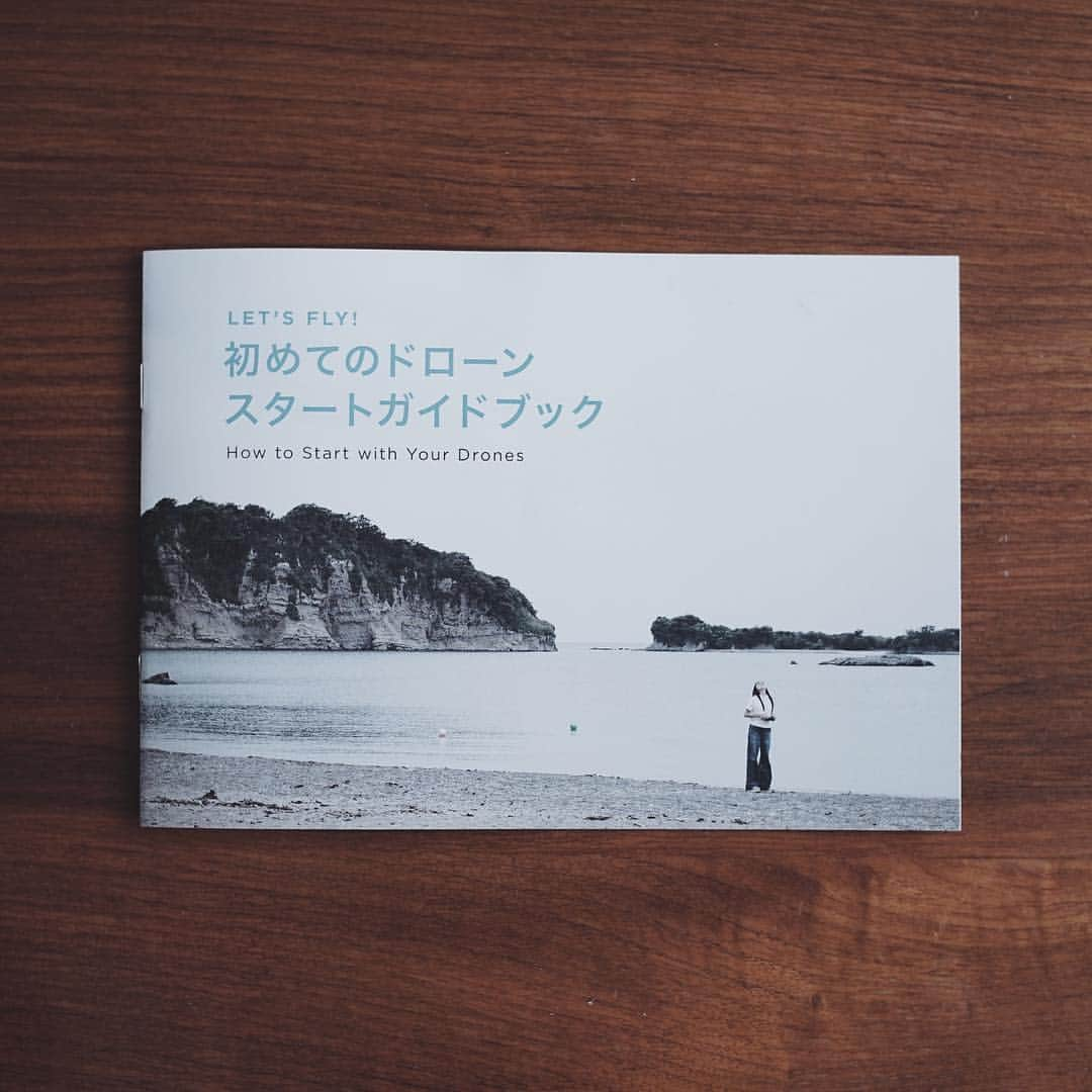 市川渚さんのインスタグラム写真 - (市川渚Instagram)「Photography works for @dji_japan ﻿ ﻿ ﻿ ﻿ 日曜までパシフィコ横浜で開催されているカメラと写真のイベント「CP+ 2019」。 DJI JAPANさんのブースで配布している「初めてのドローンスタートガイドブック」に私がMavic Airで空撮したお写真を使って頂きました。去年Mavic Airの特設サイトのために葉山に行って撮ってきたやつです🚁スクリーン上でしか見てなかった写真が冊子になっているの、感動する😭﻿ ﻿ ﻿ 上空のドローンを目視している私の姿が目印。お越しになる方は是非お手に取ってみてください🙌﻿ ﻿ ﻿ ちなみに明後日の日曜日は14:30-からDJIさんのブースで喋ります！詳細はプロフのストーリーズアハイライトの「CP+」をみてみてね👌﻿ ﻿ ﻿ #cpplus#cpプラス#cpplus2019#djijapan﻿ ﻿ ﻿」3月1日 16時21分 - nagiko