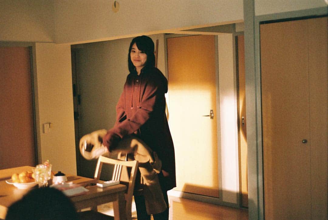 フジテレビ　ドラマ「平成物語」のインスタグラム：「Photo by 石田真澄 @8msmsm8  #平成物語 #山崎紘菜 #夕暮れ」