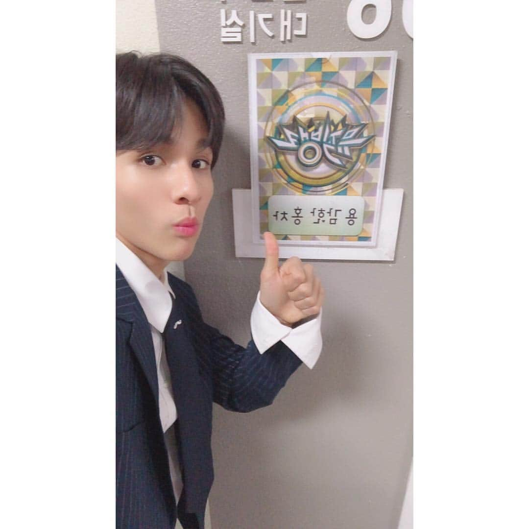 サムエルのインスタグラム：「[190301 뮤직뱅크❤️] 보고만 있어도 즐거운 사람들 무대 😝 우리 홍.삼.차와 함께 즐거운 금요일 보내요💜 이따가 너목보6도 꼭 본방사수 해주세요! ⠀⠀⠀⠀⠀⠀⠀⠀⠀⠀ #용감한홍차 #사람들 #사무엘 #Samuel」