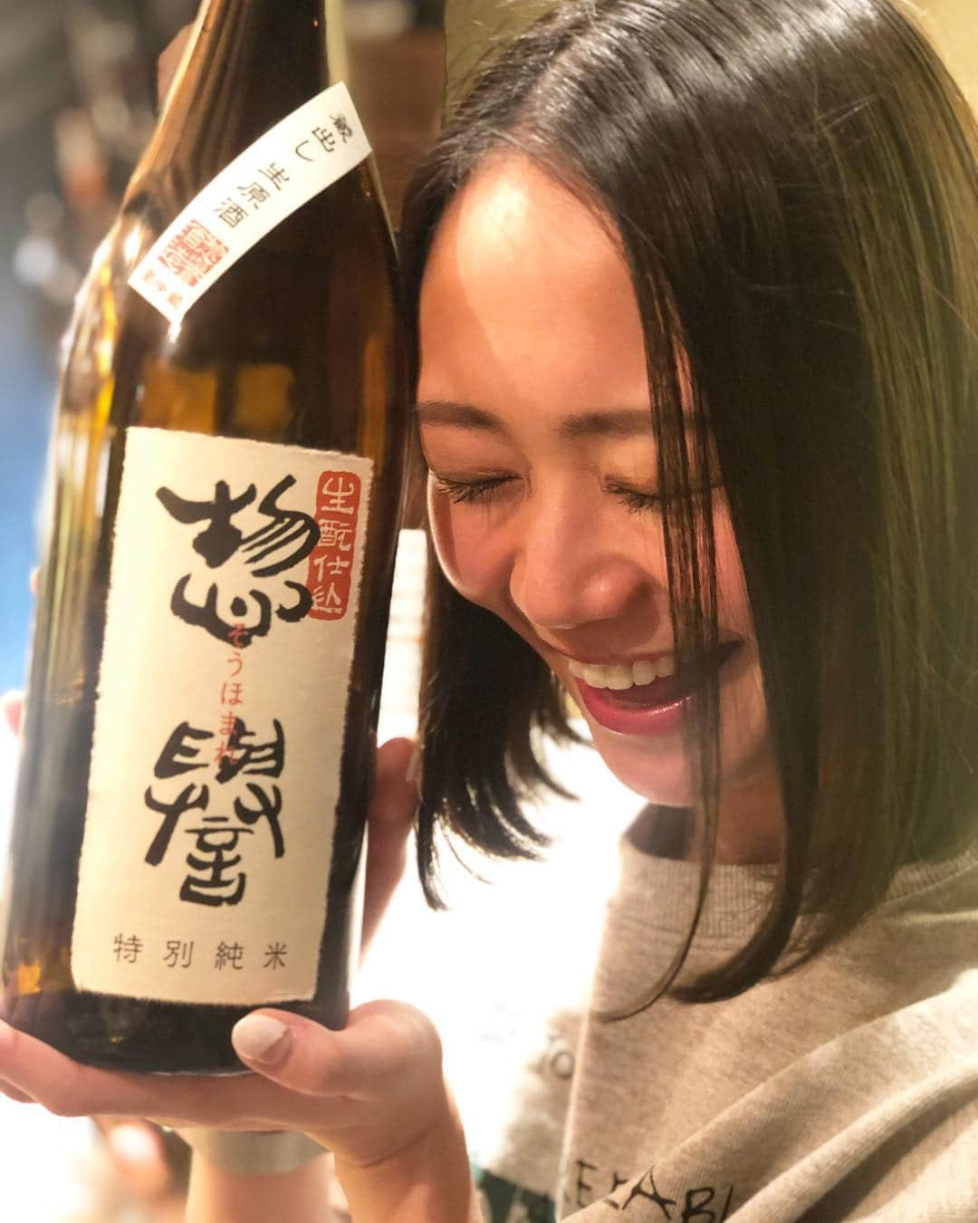 緑川静香さんのインスタグラム写真 - (緑川静香Instagram)「【しーたん日本酒録】  惣誉酒造@栃木 惣誉 生酛仕込 特別純米 蔵出し 生原酒  上質な旨味と酸の酒。  あれ、ないない！片方だけしかイヤリングがない！お気に入りだったのに！ってテンパってショックを受けてる時にぬる燗ですって全力の出し巻き卵と一緒にサッと出されたらイヤリングのない片耳が喜ぶよありがとう。  #しーたん日本酒録 #唎酒師 #日本酒 #日本酒女子 #惣誉酒造 #栃木 #惣誉#生酛 #特別純米 #蔵出し #生原酒 #sake #japanesesake #sakestagram #sakemaster  #燗上がりするお酒  #アタックの酸がすき #飲み飽きしない食中酒 #たまにはこんな写真もよきでしょ #イメチェンしたのに撮り溜まってる写真が前の髪型だけどすいません #しばらく続きますけどすいません」3月1日 19時28分 - midorikawa_shizuka