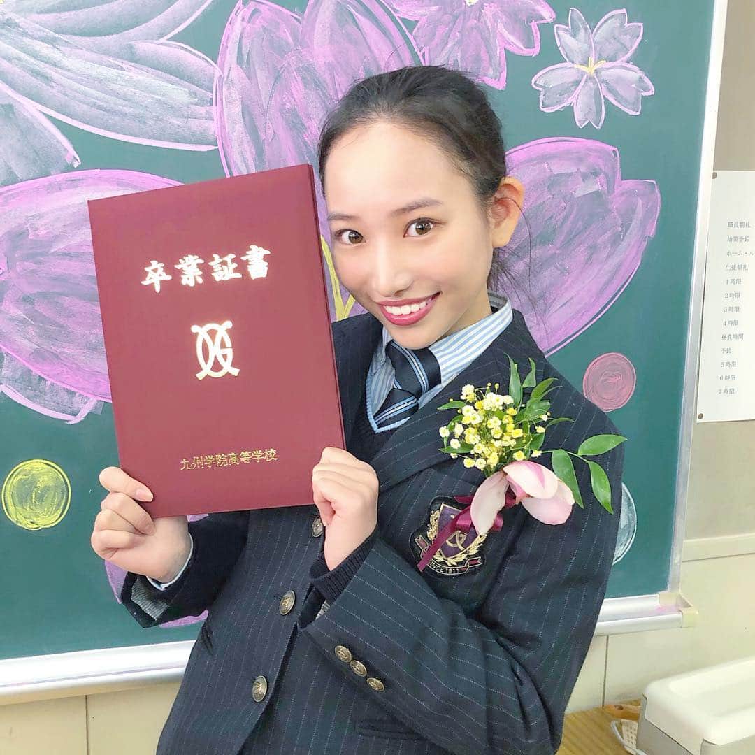 のインスタグラム：「2019.3.1 九州学院高等学校を卒業しました。 高校生活3年間、毎日楽しすぎてあっという間だった😭 パパは毎日送り迎え、ママは毎日お弁当ありがとう😘 大学からは自立しまーす🙋‍♀️ #九州学院 #九学 #卒業式 #JK」