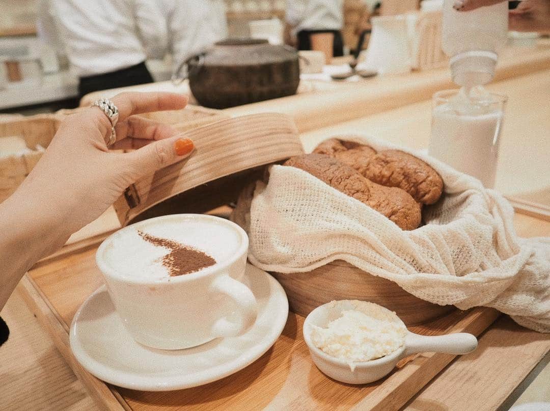 のインスタグラム：「@izumikimoto ちゃんに教えてもらった食パン専門店へ🍞♡ * 蒸した食パンもふわふわでコーヒーも美味しかった☕️ * フレンチトーストも有名みたい🍓 * 周りもお洒落なカフェが沢山なのでカフェ好きさんは絶対行くべし🍽 * 今回は美味しいパンに色々出逢えた🥐またご紹介します📝 * #ミルトースト#食パン専門店#밀토스트#밀토스트집#밀토스트🍞#韓国カフェ#ソウル旅行#ソウルカフェ#韓国グルメ#koreacafe#韓国情報#korea#hn✈️trip#カフェ好き#パン好き#韓国パン#韓国ごはん#카페#카페스타그램#카페인테리어#카페탐방#카페투어#카페소품」