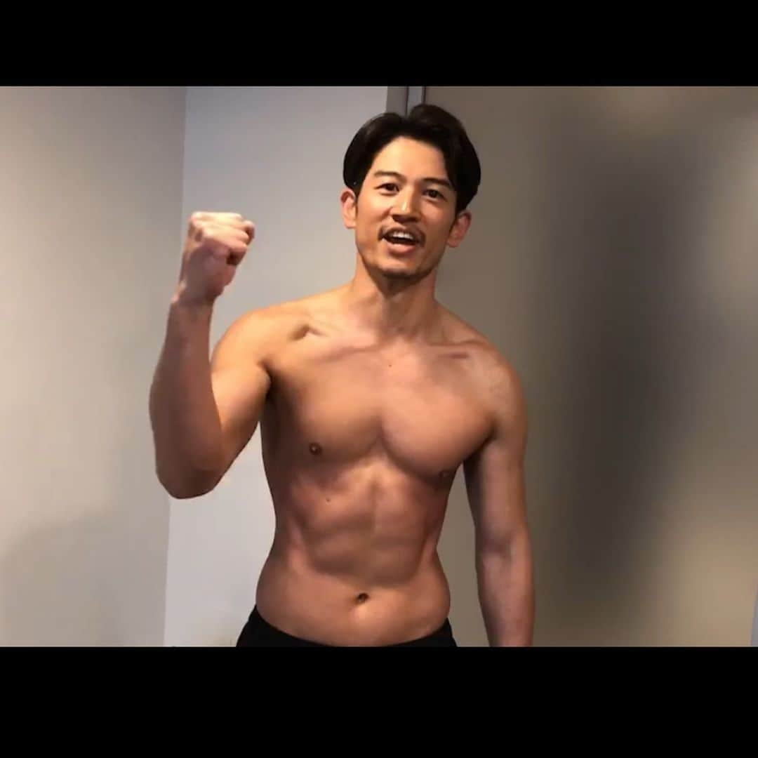 野久保直樹さんのインスタグラム写真 - (野久保直樹Instagram)「・ 昨日、YouTubeチャンネル 「美rush up」 が配信されました。 1ヶ月でどれだけカラダを変えられるか！ という、ビフォーアフター企画に挑戦してみました👍 この1ヶ月、みっちり食事やトレーニングと向き合いました‼️ 結果、体重75.3kg〜68.2kg 、体脂肪率18.1%〜11.1% トレーニーの方々からすると、ダメだよ、筋肉も絞りも足りないよ！と言われるかもしれません💦💦 そこはすみません🙇‍♂️ しかし、初めて挑戦してみて、沢山自分の意思確認することができました。やるもやらないも自分次第‼️ 甘えというものを一切無くして取り組みました。 人生も、まさにカラダ作りと一緒だとつくづく思う今日この頃です💪 キツイことを逃げずに、正面から乗り越えてこそ、達成感、幸福感、満足感など感じられる。 野球界と、芸能界で生きてきて良かった‼️ これが無かったら乗り越えられなかったかも…苦しい思いをした分だけ人は強くなる‼️ まだまだ人生で苦しい事は沢山あると思うけど、毎日、更に厳しく自分と向き合っていこうと思いました😆 お時間ありましたら、YouTubeの方でも配信されておりますので、「美rush up」、「野久保直樹」で検索して頂くと出て来ると思います🙇‍♂️ 既に、ご視聴された皆様ありがとうございました🙏 ・ #youtube #チャンネル #美rushup #ビフォーアフター #筋トレ #ダイエット」3月1日 19時57分 - naoki_nokubo