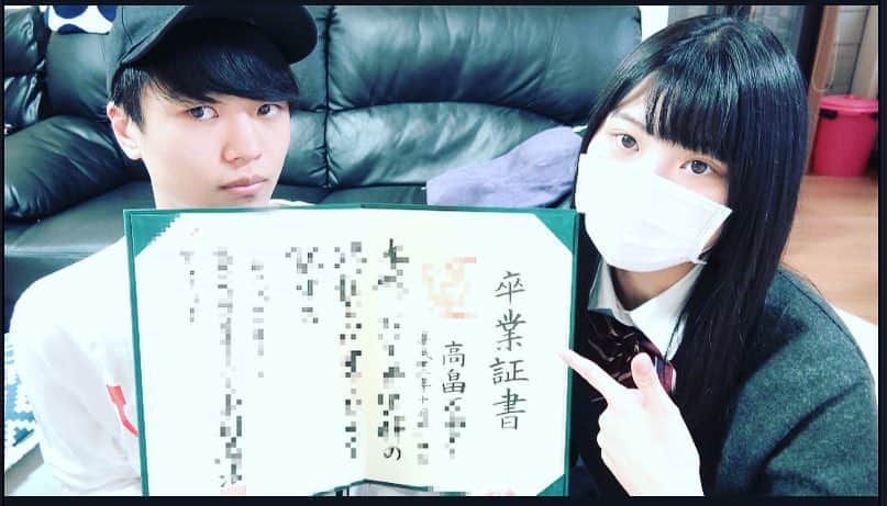 桐崎栄二のインスタグラム：「妹高校卒業おめでとう🎉 俺は退学になったからね(。_。)」