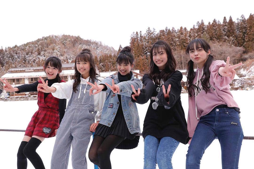 ニコ☆プチのインスタグラム：「まだまだあるよー雪遊び☃️ #ニコプチ #藤村木音 #阿部ここは #田中杏奈 #山内寧々 #林芽亜里 #小林咲葵 #中村紗亜也 #琴楓 #山田楓 #向田桃椛 #聡美 #ぜんぶ雪のせいだ #卒業旅行 #さる小」