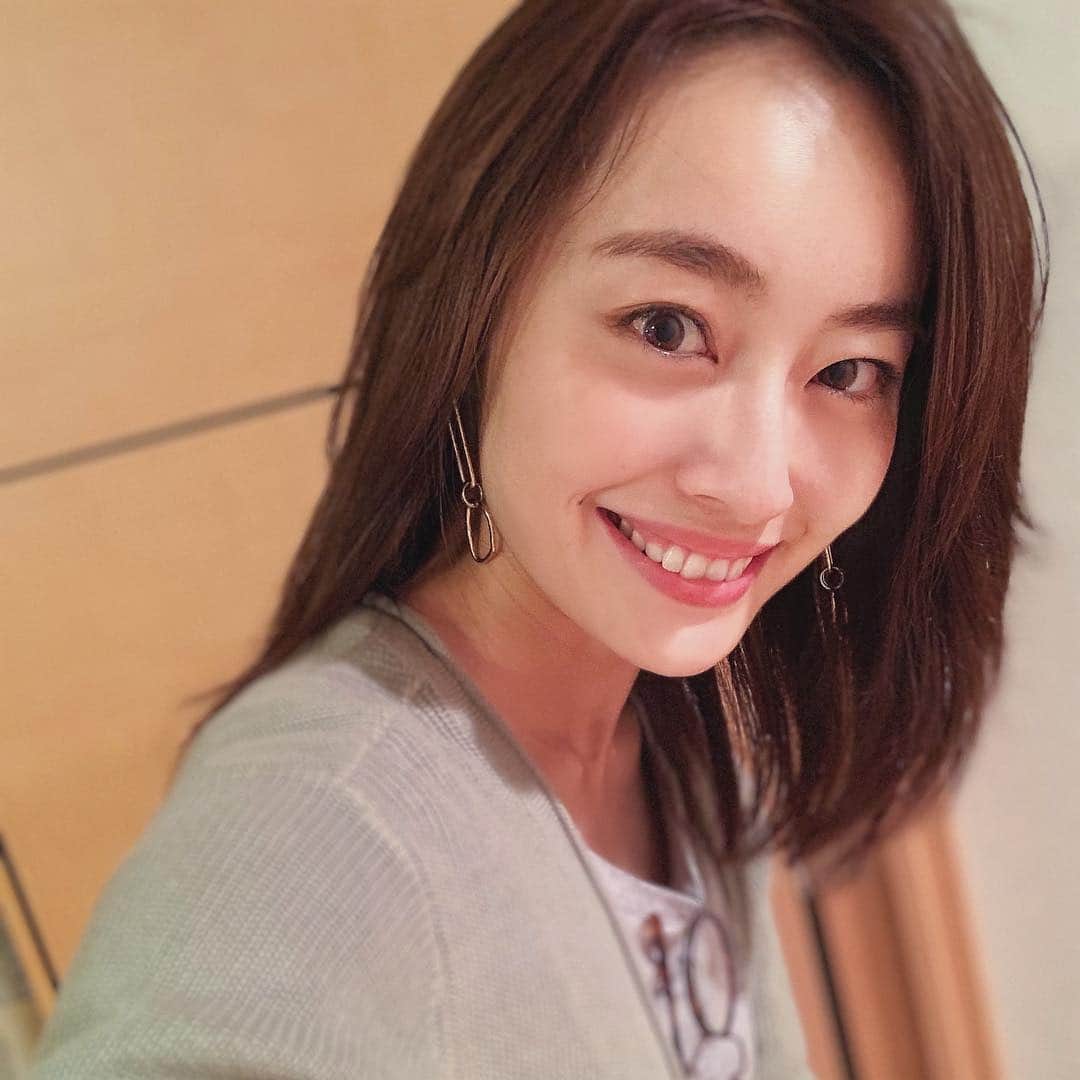 小祝麻里亜のインスタグラム：「髪伸びっぱなしだったから、顔まわりにレイヤー入れてもらい、動きをつけてもらいました🧚‍♀️🧚‍♀️ ありがとう、みきさん♡ ＿＿＿＿＿＿＿＿＿＿＿＿ #アイフォン#ポートレートモード#ヘアスタイル#ヘアカット #髪型#hairstyle#iPhone #selfie#instagood#cutters#hairmaintenance  #셀카#셀피#셀스타그램#헤어스타일#머리#옷스타그램#얼스타그램  thx. @cutters.miki」