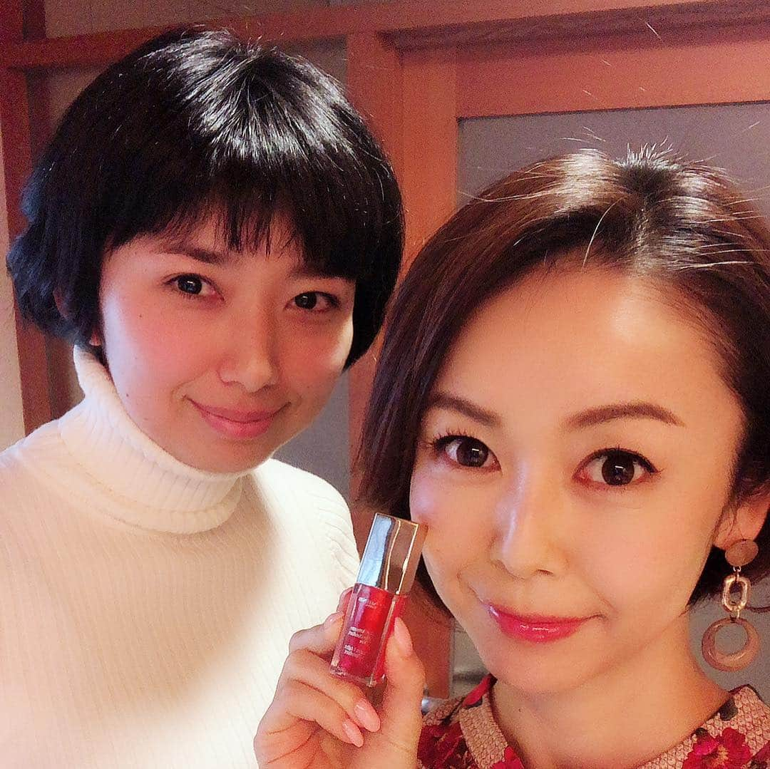 宮崎宣子さんのインスタグラム写真 - (宮崎宣子Instagram)「美容皮膚科医の真野先生にお会い出来て、 本当に肌が綺麗で、笑顔が素敵で、何より話が楽しくて、 時間が足りないくらいでした😆  今回は、 「美肌通信」（企画・取材・発行（株）アクタスクリエイツ）は、恵比寿にあるDr.マノのクリニック＆サロンにお越しいただいているお客様、 またDr.マノ製品をお買い上げいただいたお客様に、年2回お届けしているDr.マノの情報誌で、  私が日頃気にかけていることなどを少しだけ話しております✨  季節の美容情報や、クリニック＆サロンの施術紹介、まのえいこ“先生”のエッセイなど、内容は盛りだくさんとなっておりますが、もっと早くお会いしたかった‼️と思うことばかりで、 とても素敵な魅力のある方でした😊 お肌のトラブルは、真野先生にご相談したいと思っております✨  この日、メイクの谷口さんが、 お誕生日に唇がプルプルになるグロスをプレゼントしてくれました💋💋💋 唇対策も大事ですよね💄  #美容雑誌 #dr #drmano #真野先生 #皮膚科医 #女医 #素敵な魅力 #かっこいい #憧れる #お肌の相談 #ゴルフ談義 #美容サロン #取材受け #メイクは谷口さん # プルプル唇 #お誕生日プレゼント #ありがとう❤️」3月1日 20時59分 - miyazaki_nobuko