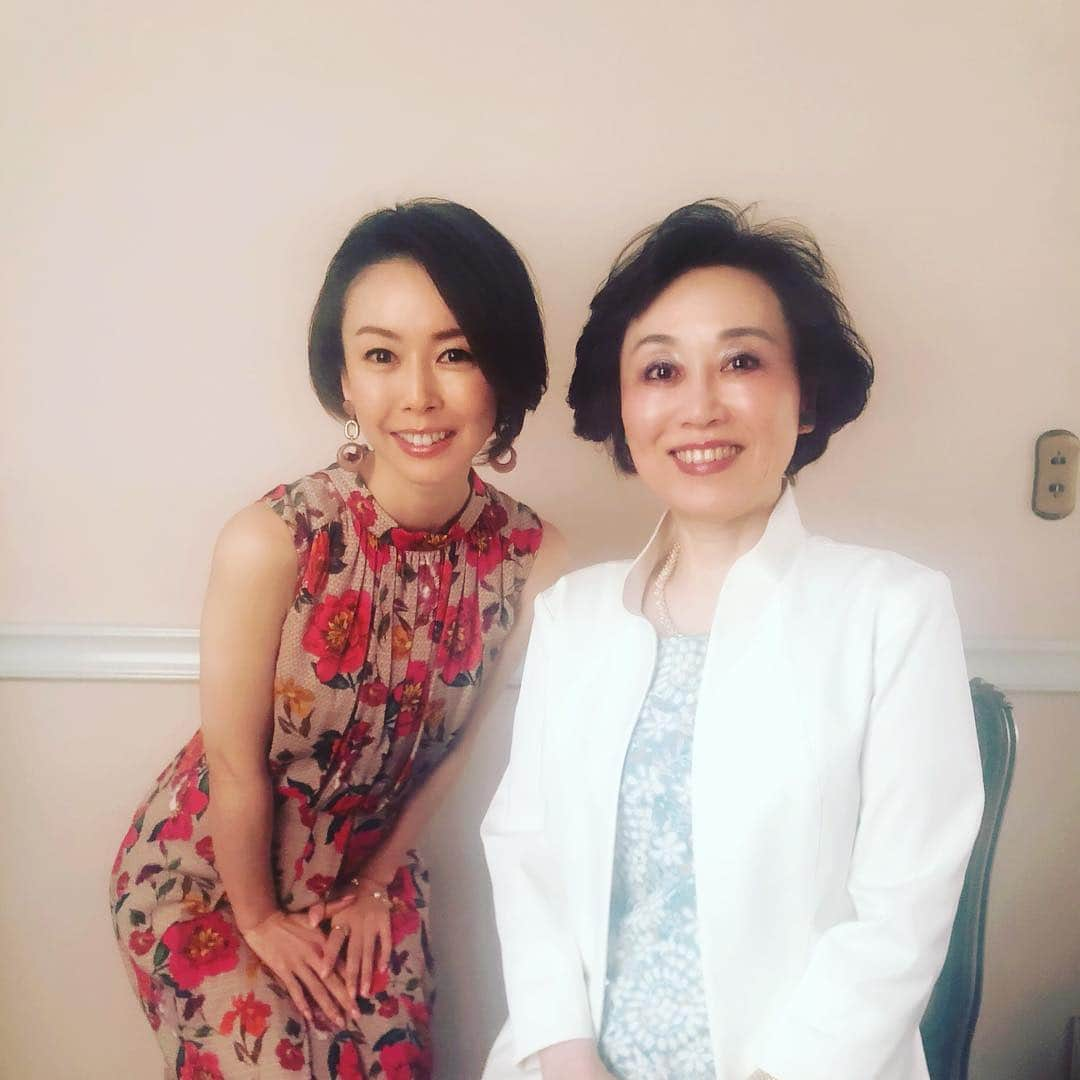 宮崎宣子さんのインスタグラム写真 - (宮崎宣子Instagram)「美容皮膚科医の真野先生にお会い出来て、 本当に肌が綺麗で、笑顔が素敵で、何より話が楽しくて、 時間が足りないくらいでした😆  今回は、 「美肌通信」（企画・取材・発行（株）アクタスクリエイツ）は、恵比寿にあるDr.マノのクリニック＆サロンにお越しいただいているお客様、 またDr.マノ製品をお買い上げいただいたお客様に、年2回お届けしているDr.マノの情報誌で、  私が日頃気にかけていることなどを少しだけ話しております✨  季節の美容情報や、クリニック＆サロンの施術紹介、まのえいこ“先生”のエッセイなど、内容は盛りだくさんとなっておりますが、もっと早くお会いしたかった‼️と思うことばかりで、 とても素敵な魅力のある方でした😊 お肌のトラブルは、真野先生にご相談したいと思っております✨  この日、メイクの谷口さんが、 お誕生日に唇がプルプルになるグロスをプレゼントしてくれました💋💋💋 唇対策も大事ですよね💄  #美容雑誌 #dr #drmano #真野先生 #皮膚科医 #女医 #素敵な魅力 #かっこいい #憧れる #お肌の相談 #ゴルフ談義 #美容サロン #取材受け #メイクは谷口さん # プルプル唇 #お誕生日プレゼント #ありがとう❤️」3月1日 20時59分 - miyazaki_nobuko