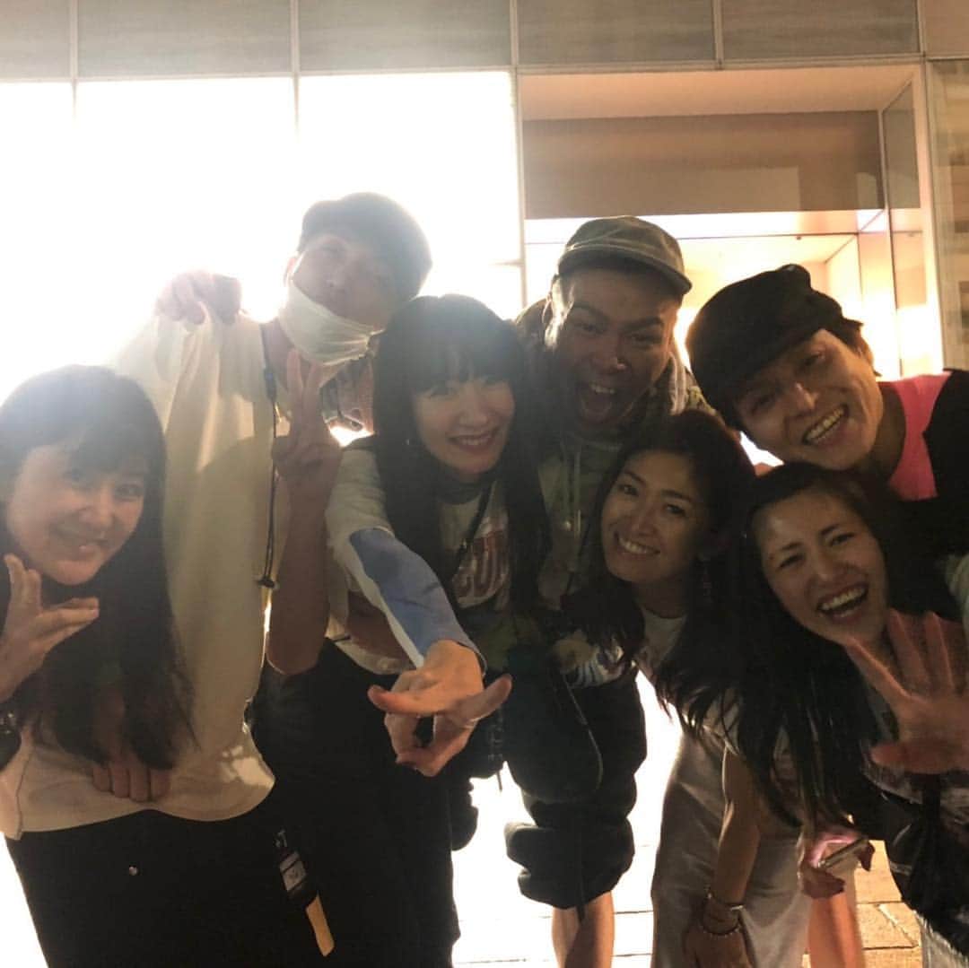 森下千里のインスタグラム：「久しぶりに朝までコース🌙って気合い入れてたら、 まさかの主役が沈没😂 らしすぎるパーティーの終り🥳には、 いつも、と懐かし、の友達。 出会って別れて、 また出会って、深くなって… 歳とるのも悪くないなぁと雨の☔️寒さがどーでもよくなる あったかい夜でした。 . 仲間がいると、何倍も楽しくなるね。 . . #中心にはいつも君 ##izumiforever #goodfriends #tokyonight #party #diesel #久しぶりのイベント#スカートのスリット #見せるとこなかったから写真撮ってみた」