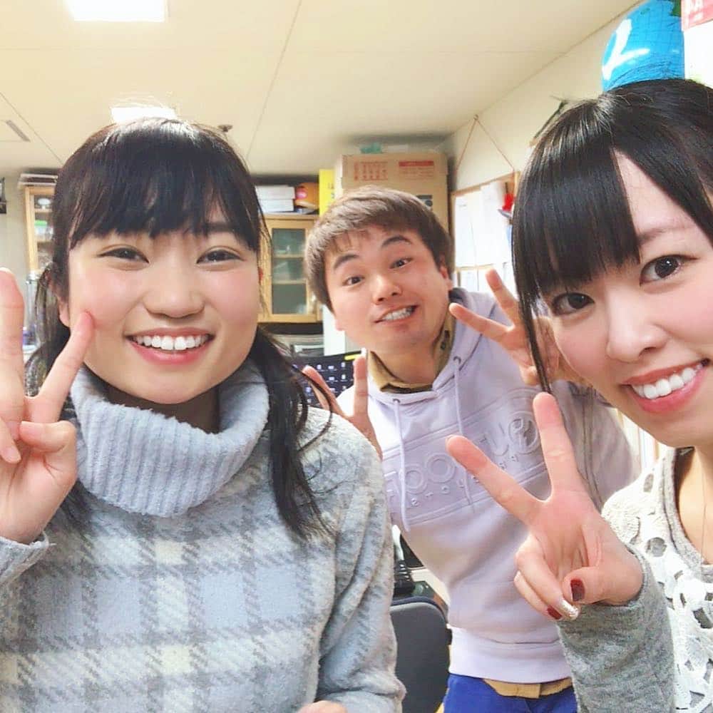 紀伊さつきのインスタグラム：「本日も４時間の生放送。を、終えたら。 なんと局に福永氏と琴浦ちゃんが。 福永パイセンにはPABLOのプリンご馳走になりました。 ありがとうございまーーーーすっっ！！！ お返しがブラックサンダーでごめんなさーーい！ ・ #pablo #パブロ #プリン #桜プリン #とろけるチーズプリン桜  #福永ヒロ樹 #琴浦友梨佳」