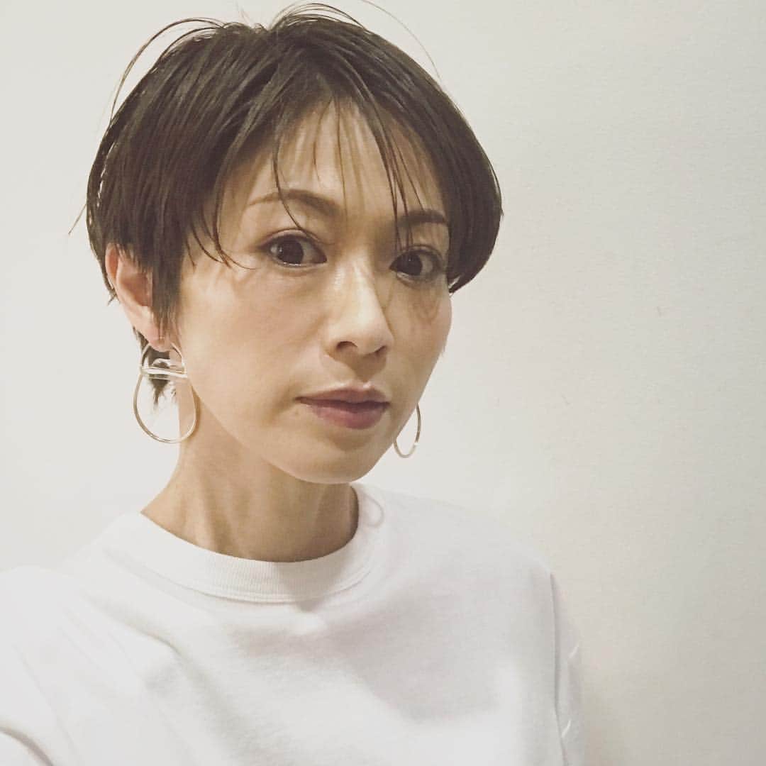 畑野ひろ子のインスタグラム：「先日の撮影で、つけてもらった @diormakeup のバックステージのリップ。自然に馴染むこの質感すごく好きでした。  #diormakeup #diorbackstage」