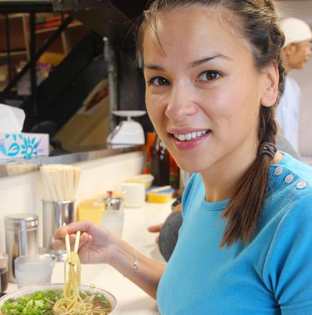 レイチェル・クーさんのインスタグラム写真 - (レイチェル・クーInstagram)「Stumbled across this pic of me eating a delicious bowl of ramen on my first trip to Japan in 2014. Now wishing I could be eating 🍜」3月1日 23時35分 - rachelkhooks